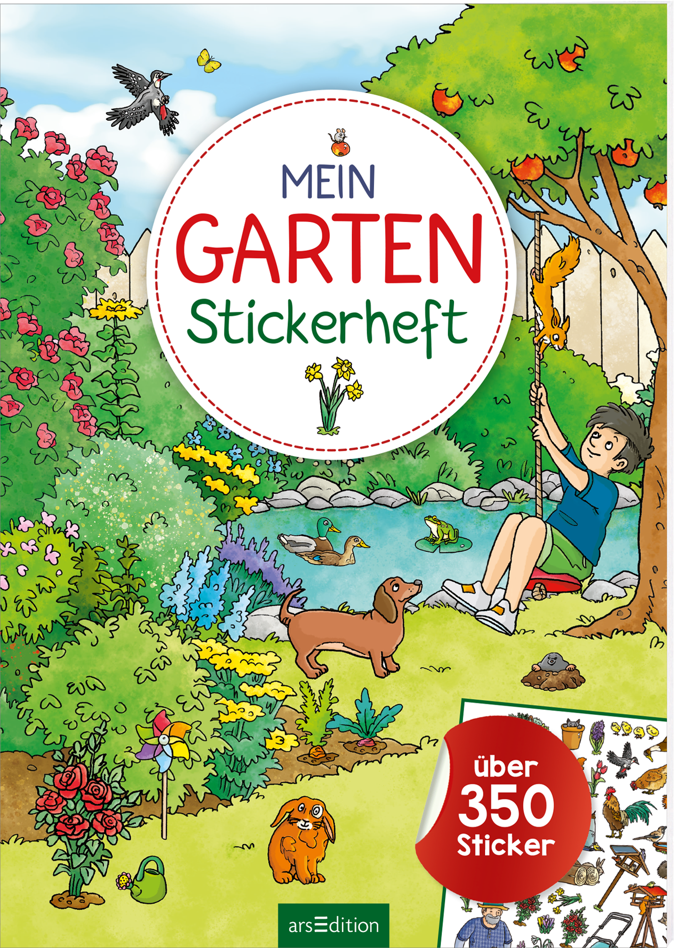 Das Cover zeigt eine bunte Gartenlandschaft mit üppigen Pflanzen und Blumen in verschiedenen Farben. Im Vordergrund spielt ein Junge mit einem Hund und hält an einem Baum fest. Die obere Mitte des Covers ist mit dem Titel „MEIN GARTEN Stickerheft“ in großen, rot-weißem Schriftzug gestaltet. Am unteren Rand steht „über 350 Sticker“ in einer roten Blase. Ganz unten mittig steht der Logoschriftzug von arsEdition.