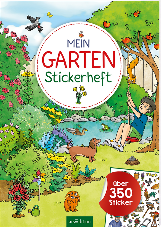 Das Cover zeigt eine bunte Gartenlandschaft mit üppigen Pflanzen und Blumen in verschiedenen Farben. Im Vordergrund spielt ein Junge mit einem Hund und hält an einem Baum fest. Die obere Mitte des Covers ist mit dem Titel „MEIN GARTEN Stickerheft“ in großen, rot-weißem Schriftzug gestaltet. Am unteren Rand steht „über 350 Sticker“ in einer roten Blase. Ganz unten mittig steht der Logoschriftzug von arsEdition.