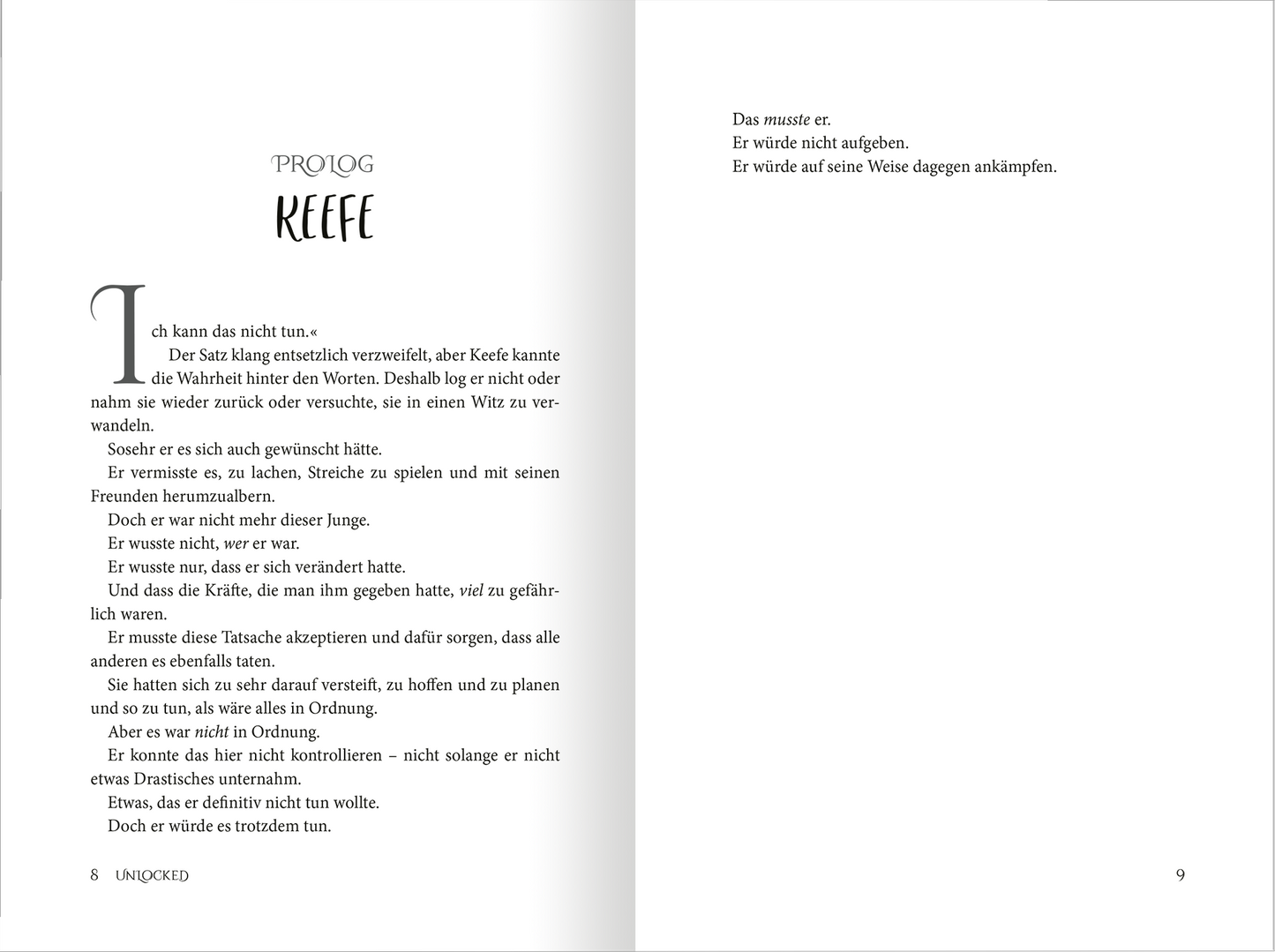 Gezeigt wird eine Innen- oder Zusatzansicht von „Keeper of the Lost Cities – Entschlüsselt (Band 8,5)“. Die Doppelseite präsentiert einen Prolog mit zwei Textspalten. Die linke Seite beginnt mit einer großen, eleganten Schrift für den Titel „PROLOG“, gefolgt von einem fließenden, gut lesbaren Text in schwarzer Typografie. Die rechte Seite enthält einen weiteren Abschnitt in ähnlichem Stil. Der Hintergrund ist schlicht weiß, was die Lesbarkeit fördert und die zentrale...