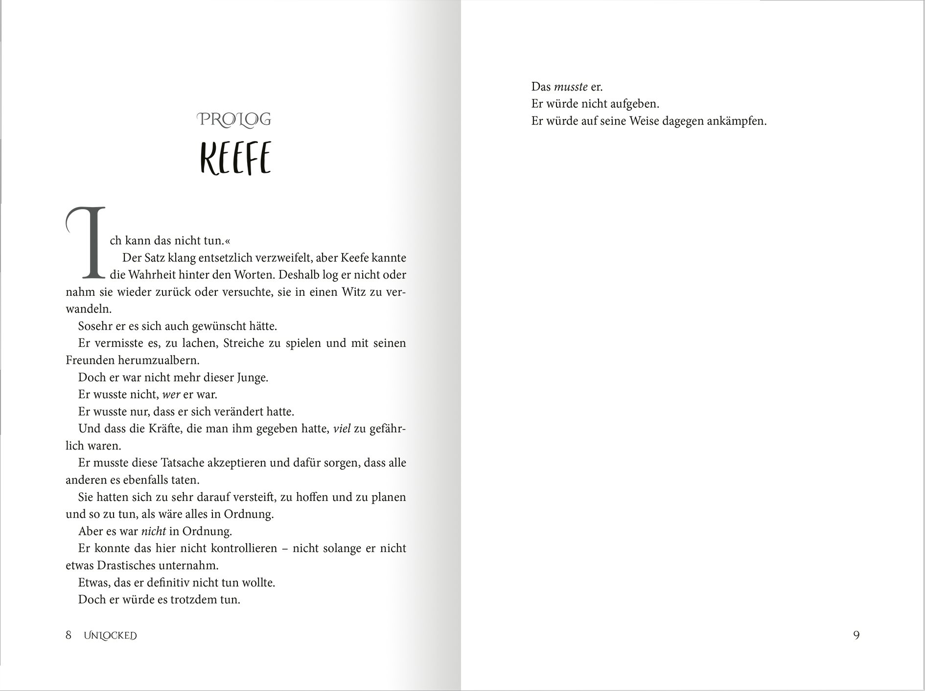 Gezeigt wird eine Innen- oder Zusatzansicht von „Keeper of the Lost Cities – Entschlüsselt (Band 8,5)“. Die Doppelseite präsentiert einen Prolog mit zwei Textspalten. Die linke Seite beginnt mit einer großen, eleganten Schrift für den Titel „PROLOG“, gefolgt von einem fließenden, gut lesbaren Text in schwarzer Typografie. Die rechte Seite enthält einen weiteren Abschnitt in ähnlichem Stil. Der Hintergrund ist schlicht weiß, was die Lesbarkeit fördert und die zentrale...