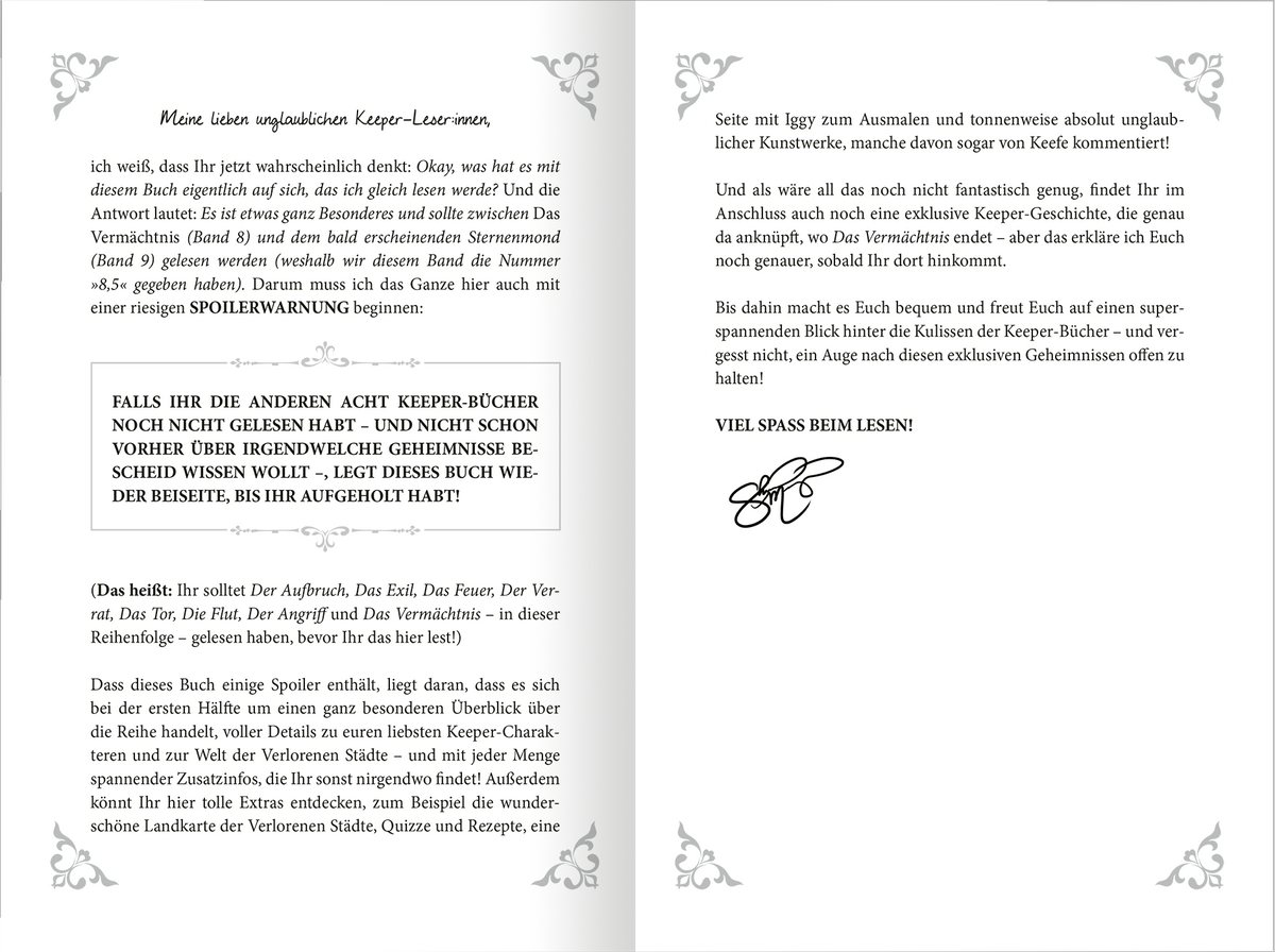 Gezeigt wird eine Innen- oder Zusatzansicht von „Keeper of the Lost Cities – Entschlüsselt (Band 8,5)“. Die Seiten sind weiß mit schwarzer Serifenschrift. Auf der linken Seite befindet sich ein Einführungstext, der von einem Kasten mit einer hervorgehobenen Schriftart unterbrochen wird. Die rechte Seite enthält Anweisungen und Hinweise, eingerahmt von zarten, grauen Ornamenten in den Ecken. Der Text vermittelt eine einladende und spielerische Atmosphäre.