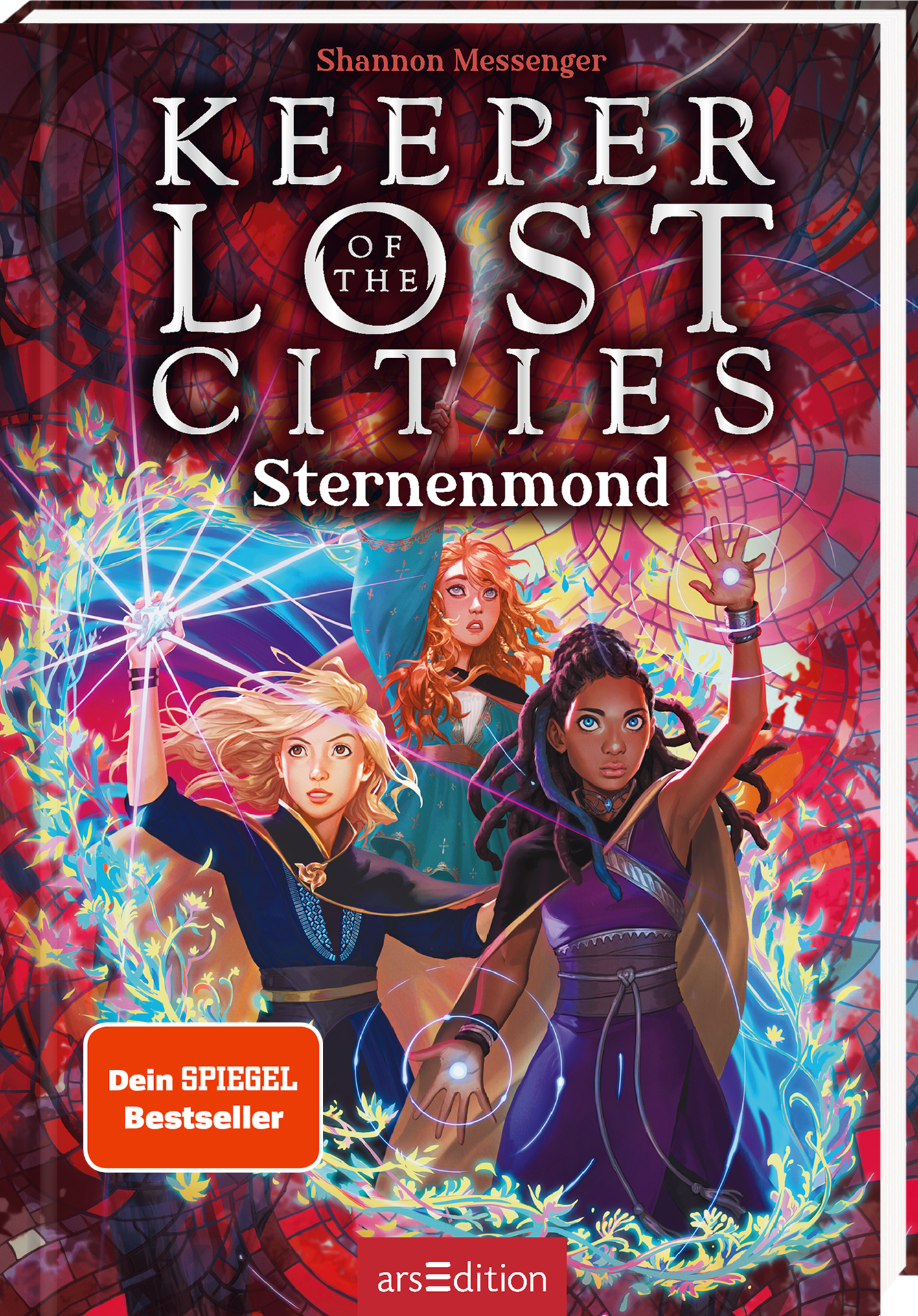 Auf dem Cover von „Keeper of the Lost Cities: Sternenmond“ von Shannon Messenger sind drei Jugendliche abgebildet, die in dynamischen Posen stehen. Die Charaktere, jede in lebhaften Farben gekleidet, wirken entschlossen und mystisch. Der Hintergrund zeigt ein leuchtendes, kaleidoskopartiges Muster in Rot- und Blautönen, das eine magische Atmosphäre schafft. Oben in großen, weißen Buchstaben steht der Titel, während unten rechts ein orangefarbener Button mit der Aufschrift „Dein...