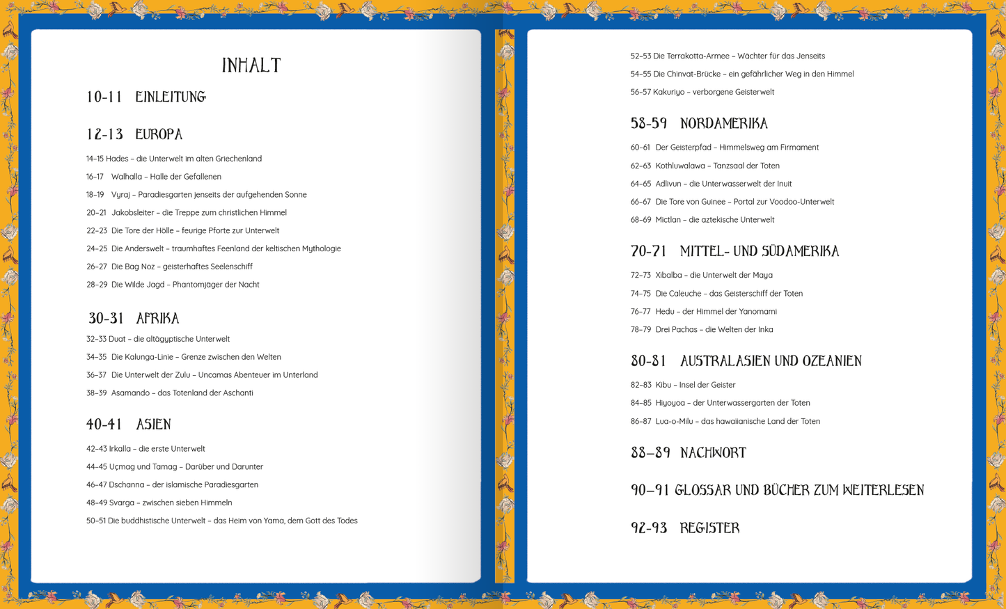 Gezeigt wird eine Innenansicht von „Atlas der verborgenen Welten“. Die doppelseitige Ansicht präsentiert eine klare, leicht lesbare Schriftart in Schwarz auf hellem Hintergrund. Auf der linken Seite sind die Kapitelüberschriften in Großbuchstaben stark betont, während die Seitenzahlen und Abschnitte in schlichterer Typografie unterhalb der Titel angeordnet sind. Der Hintergrund ist mit einem dekorativen, blauen Rand verziert, der von floralen Motiven in Gelb umgeben wird, was eine...