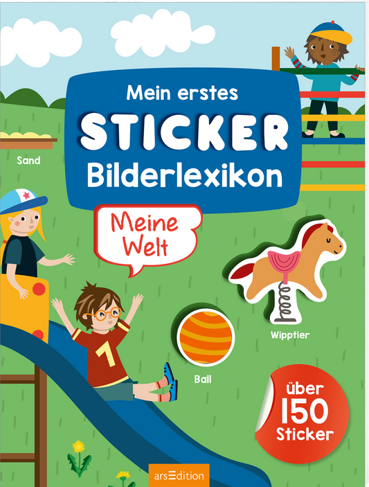 Das Cover zeigt einen bunten, fröhlichen Spielplatz mit grüner Wiese und blauen Himmel. In der oberen Hälfte steht in großen weißen Buchstaben „Mein erstes STICKER Bilderlexikon“. Darunter befindet sich das Wort „Meine Welt“ in einer roten Sprechblase. Links spielen Kinder mit einem Sandkasten und einer Rutsche. Elemente wie ein Ball und ein Wipp Pferd sind ebenfalls abgebildet. Unten in der Mitte steht der Text „über 150 Sticker“. Ganz unten mittig steht der Logoschriftzug...