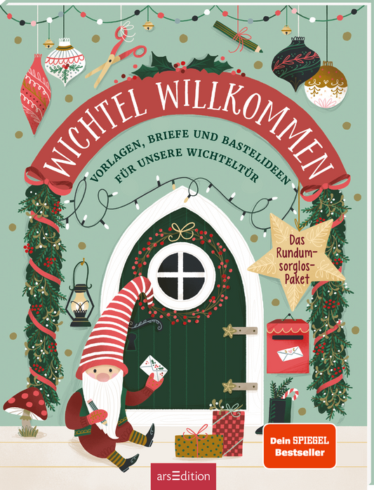 Das Cover zeigt eine weihnachtliche Tür in einem sanften Grün, geschmückt mit einer roten Schleife und Tannenzweigen. Oben in verschnörkelter Schrift steht „WICHTEL WILLKOMMEN“. Darunter sind die Worte „Vorlagen, Briefe und Bastelideen für unsere Wichteltür“ platziert. Eine fröhliche Wichtel-Figur in Rot und Weiß steht links der Tür. Auf der rechten Seite prangt der Button „Das Rundumsorglospaket“ mit dem Hinweis „Dein SPIEGEL Bestseller“. Ganz unten mittig steht der...