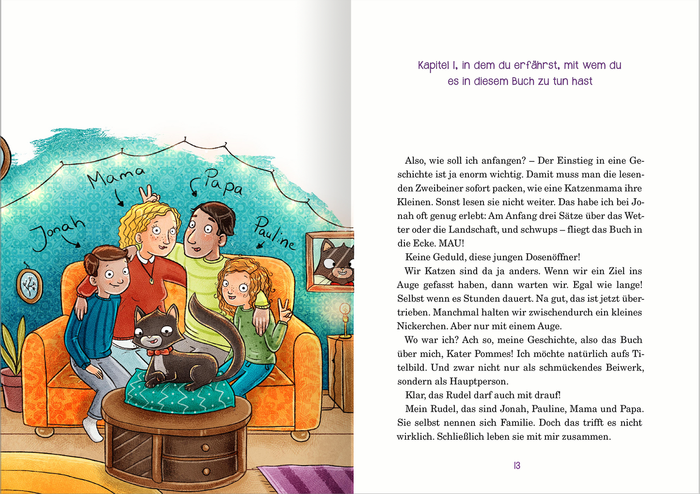 Gezeigt wird eine Innen- oder Zusatzansicht von „Kater Chaos – Au Backe, ein Hamster!“. Die Abbildung zeigt eine fröhliche Familienszene im Wohnzimmer. Die Eltern und zwei Kinder sitzen auf einem bunten Sofa. Vor ihnen auf dem Couchtisch sitzt ein Kater. Der Raum ist in warmen Farben gehalten, mit blauen und grünen Akzenten. Über dem Sofa sind die Namen der Familienmitglieder geschrieben. Die Typografie des Textes ist klar und gut lesbar, wobei der Kapitelüberschrift in lila...