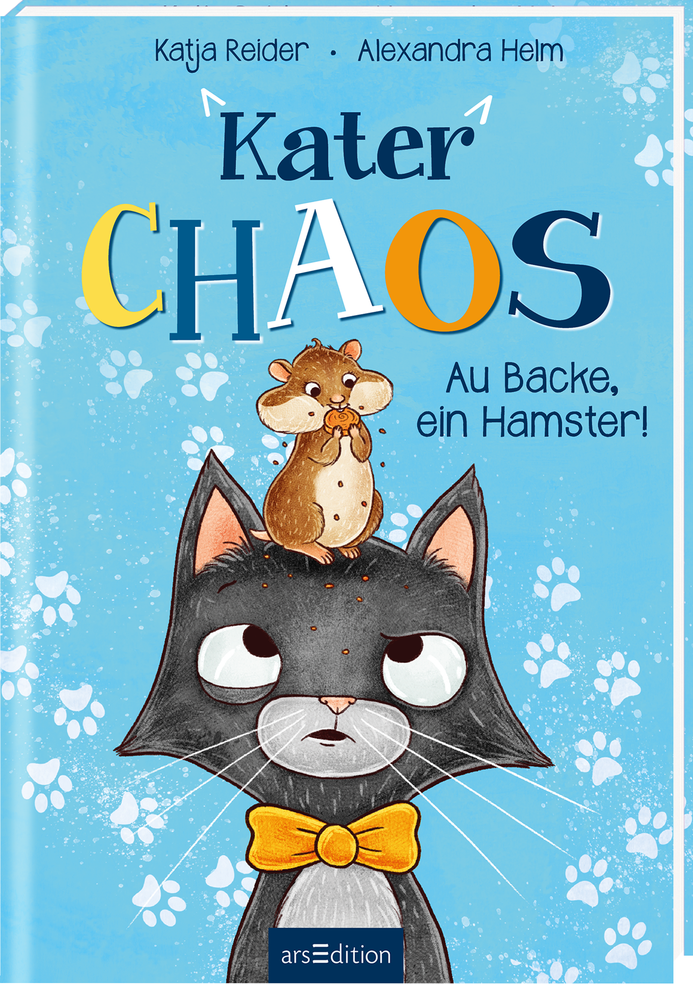 Das Buchcover zeigt einen großen, schwarzen Kater mit einem nachdenklichen Gesichtsausdruck und einer auffälligen, orangefarbenen Schleife. Auf seinem Kopf sitzt ein kleiner, brauner Hamster. Der Hintergrund ist in einem hellen, freundlichen Blauton gehalten, durchzogen von Pfotenabdrücken. Der Titel „Kater CHAOS“ hebt sich in bunten, verspielten Buchstaben ab. Unter dem Titel steht der Untertitel „Au Backe, ein Hamster!“ in einer klaren Schrift. Ganz unten mittig steht der...