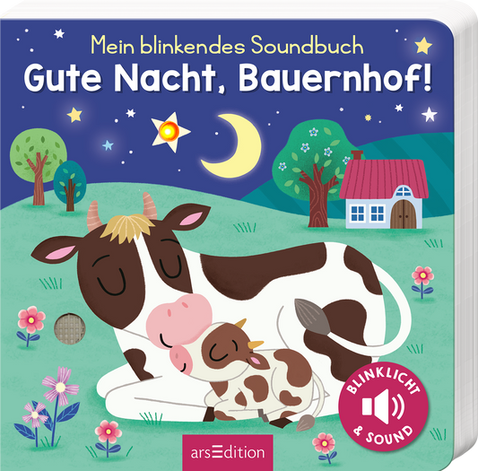 Das Cover zeigt eine nächtliche Bauernhofszene mit sanften, bunten Illustrationen. In der Mitte erkennt man eine schlafende Kuh und ihr Kalb, umgeben von Blumen und Bäumen. Der Himmel ist tiefblau und mit einem langen, gelben Mond sowie funkelnden Sternen geschmückt. Oben steht in Weiß „Mein blinkendes Soundbuch“ und darunter in größerem, verspieltem Schriftzug „Gute Nacht, Bauernhof!“. Ein roter Button mit „BLINKLICHT & SOUND“ befindet sich rechts. Ganz unten mittig steht...