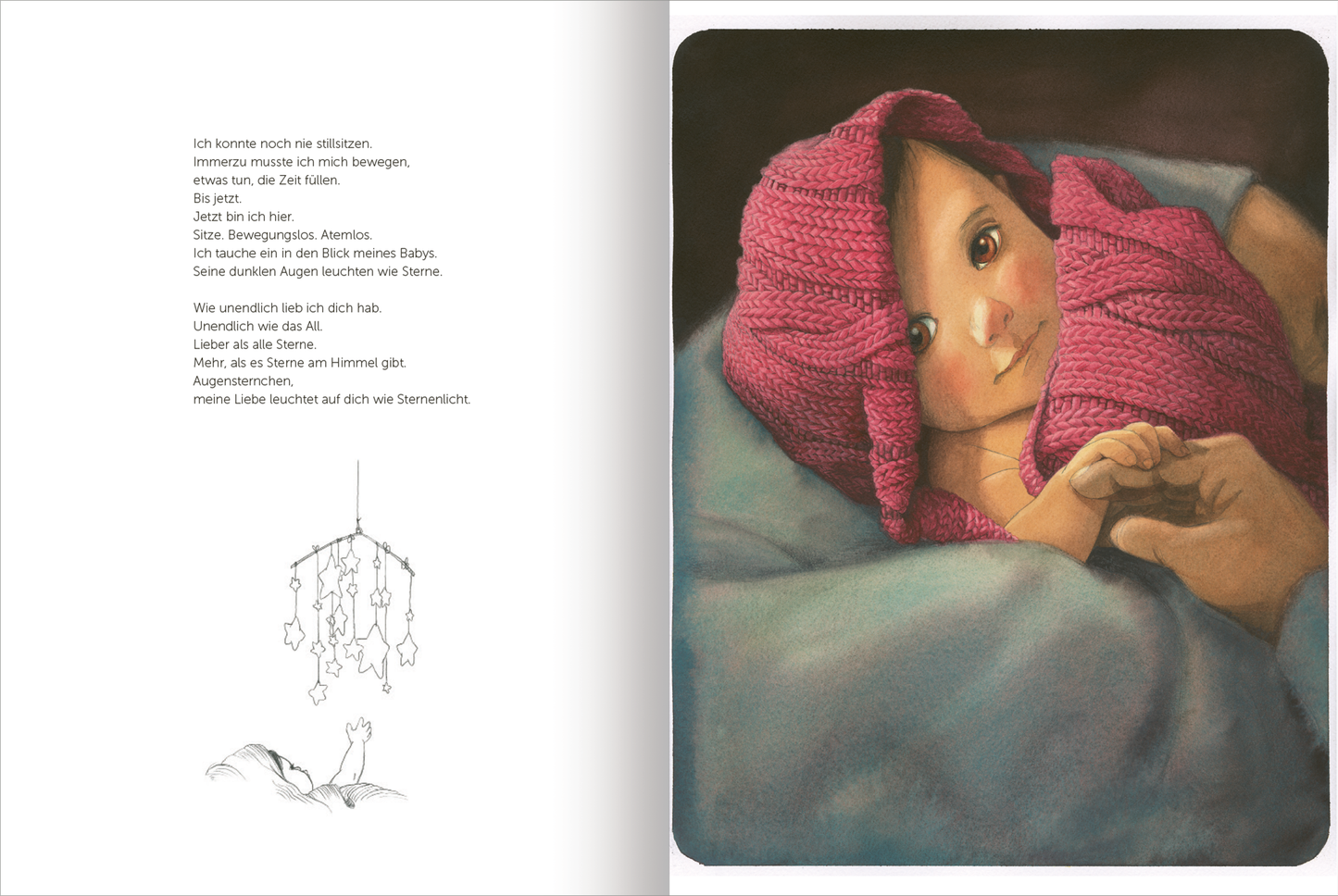 Gezeigt wird eine Innenansicht von „Papa“. Auf der linken Seite ist ein poetischer Text in schwarzer, schlicht gehaltenen Typografie dargestellt. Auf der rechten Seite ist ein liebevolles, detailreiches Bild eines Babys unter einer warmen Decke, das in einem pinken, grob gestrickten Tuch eingehüllt ist. Die sanften Farben des Bildes, überwiegend in pastellhaften Tönen, schaffen eine beruhigende Atmosphäre. Eine mobile Dekoration mit Sternen hängt sanft über dem Baby.