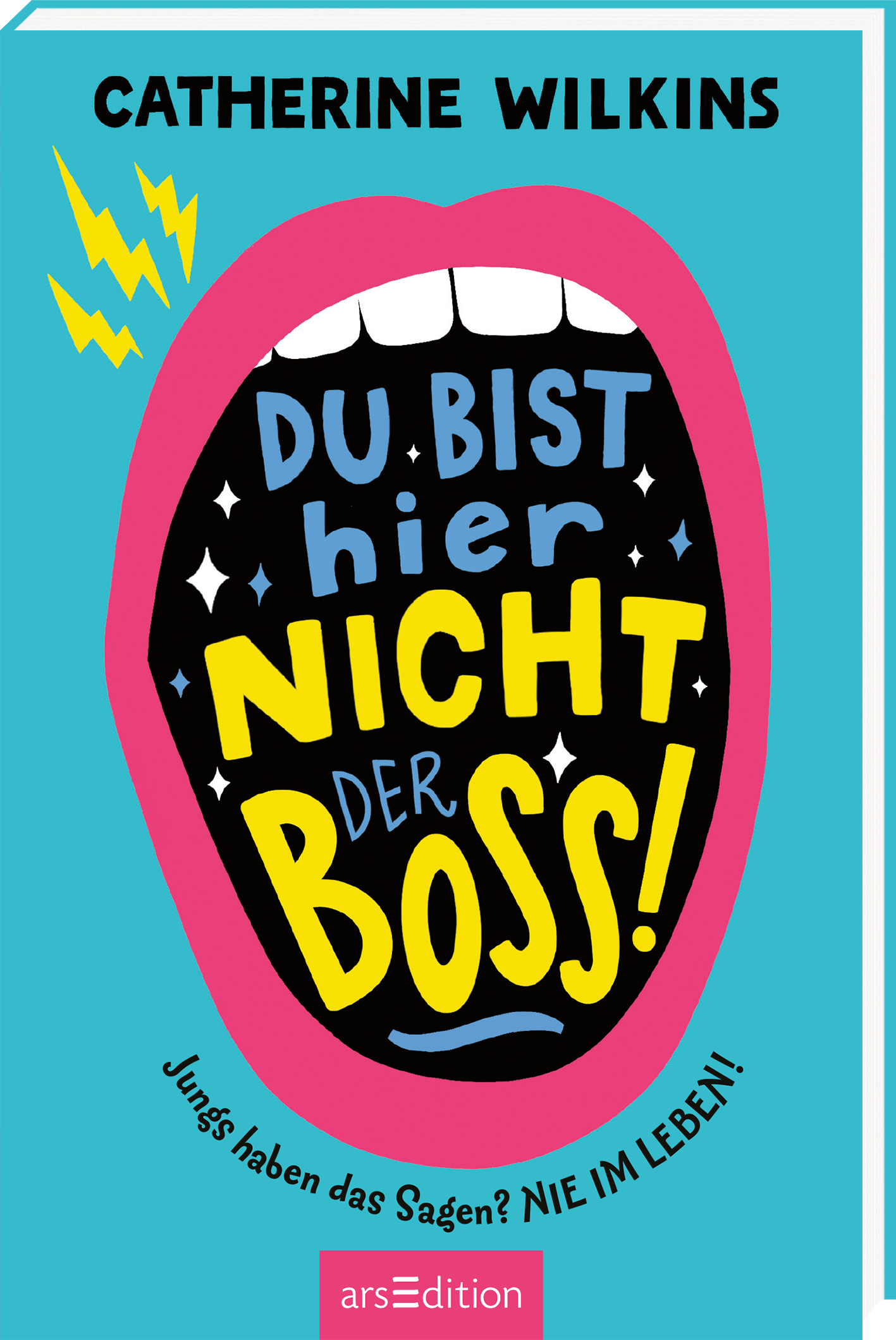 Das Cover zeigt einen großen, geöffneten Mund auf tiefblauem Hintergrund, umrahmt von einem pinken Rand. In der Mundmitte steht in großen, gelben Buchstaben der Titel „DU BIST HIER NICHT DER BOSS!“. Über dem Mund sind blitzeartige Motive platziert. Am unteren Rand ist der Untertitel „Jungs haben das Sagen? NIE IM LEBEN!“ in schwarzer Schrift zu sehen. Oben auf dem Cover ist der Name der Autorin, Catherine Wilkins, in Schwarz Schrift zu erkennen. Ganz unten mittig steht der...