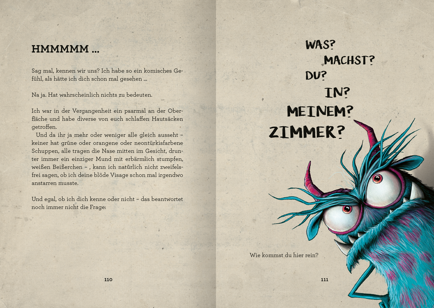 Gezeigt wird eine Innen- oder Zusatzansicht von „Das Buch mit dem Fluch – Schau nicht hier rein!“. Die Doppelseite zeigt eine handschriftlich gestaltete Schriftzug in Schwarz auf hellem, strukturiertem Papier. Links befinden sich verschnörkelte, dunkle Buchstaben mit dem Wort „HMMMMM …“, begleitet von einem beschreibenden Text. Rechts ist ein farbenfrohes Monster zu sehen, das große, expressive Augen und spitze Ohren hat. Der Text daneben ist in auffälligen, großen Buchstaben...