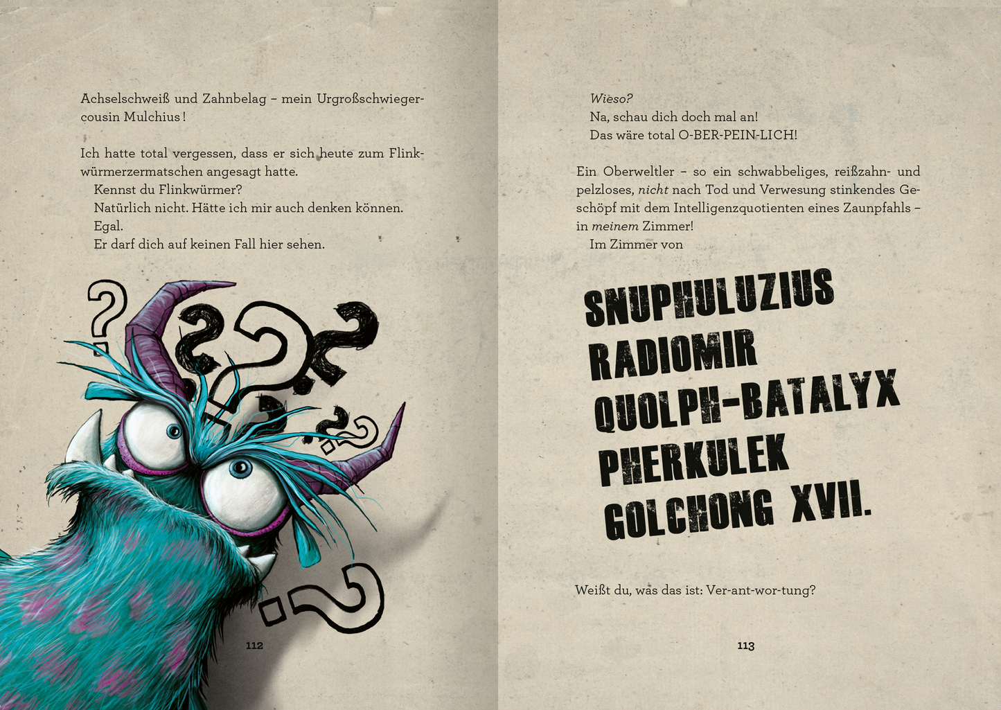 Gezeigt wird eine Innen- oder Zusatzansicht von „Das Buch mit dem Fluch – Schau nicht hier rein!“. Auf der linken Seite befindet sich eine farbenfrohe Illustration eines fantasievollen Wesens mit großen, hervorstechenden Augen. Um seinen Kopf ranken sich Fragezeichen. Die rechte Seite enthält eine bold gesetzte Schrift in Schwarz. Hintergrund und Seiten sind in einem leicht strukturierten, beige Farbton gehalten, der eine kreative und verspielte Atmosphäre schafft.