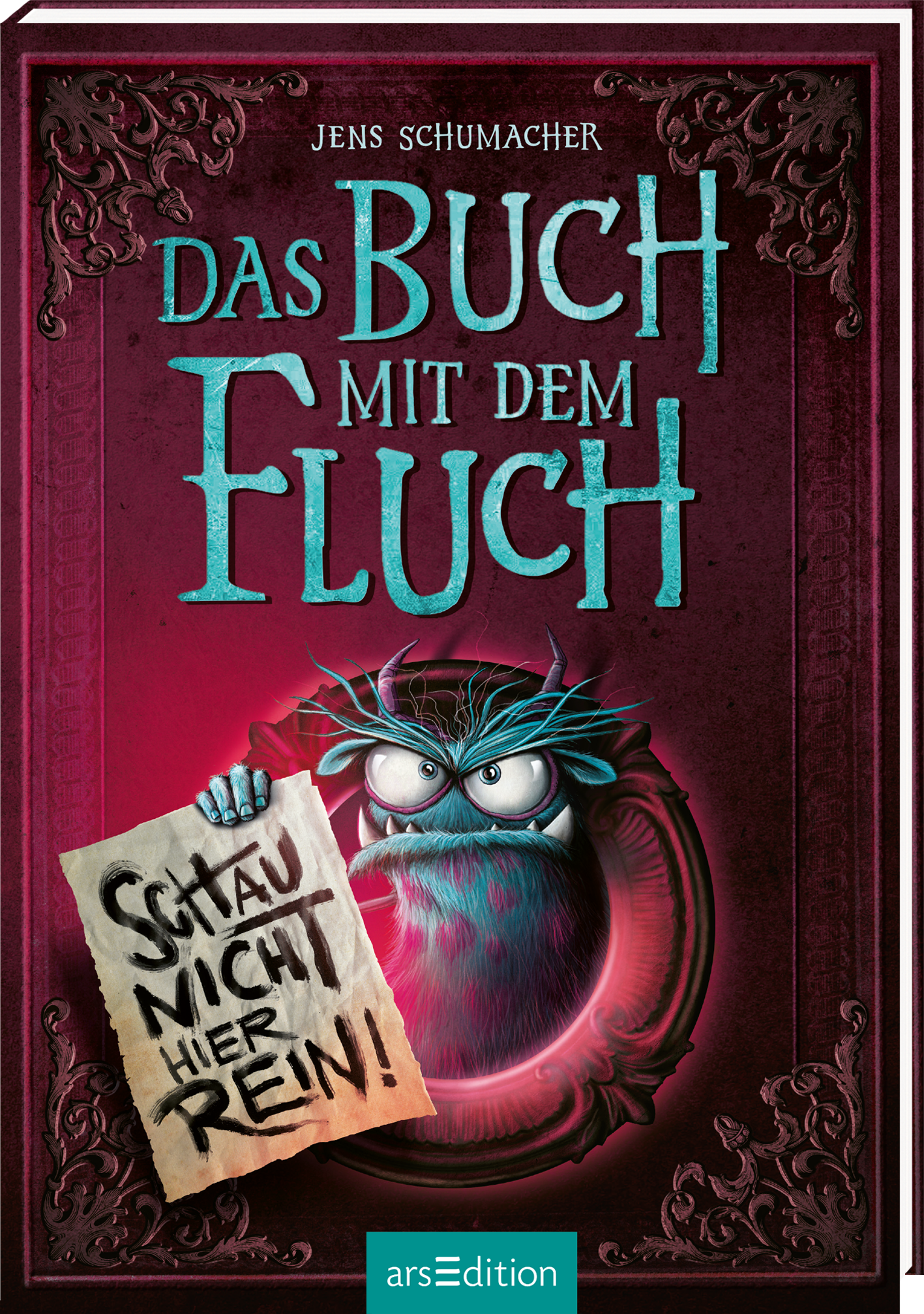 Das Buchcover von "Das Buch mit dem Fluch" von Jens Schumacher zeigt einen gruseligen Dämon mit großen Augen und Hörnern, der in einem runden Spiegelrahmen platziert ist. In seiner Hand hält er eine Schild mit der Aufschrift „Schau nicht hier rein!“. Der Hintergrund ist in einem tiefen Purpur gehalten, während der Titel in auffälligen, türkisfarbenen Buchstaben darüber prangt. Ganz unten mittig steht der Logoschriftzug von arsEdition.