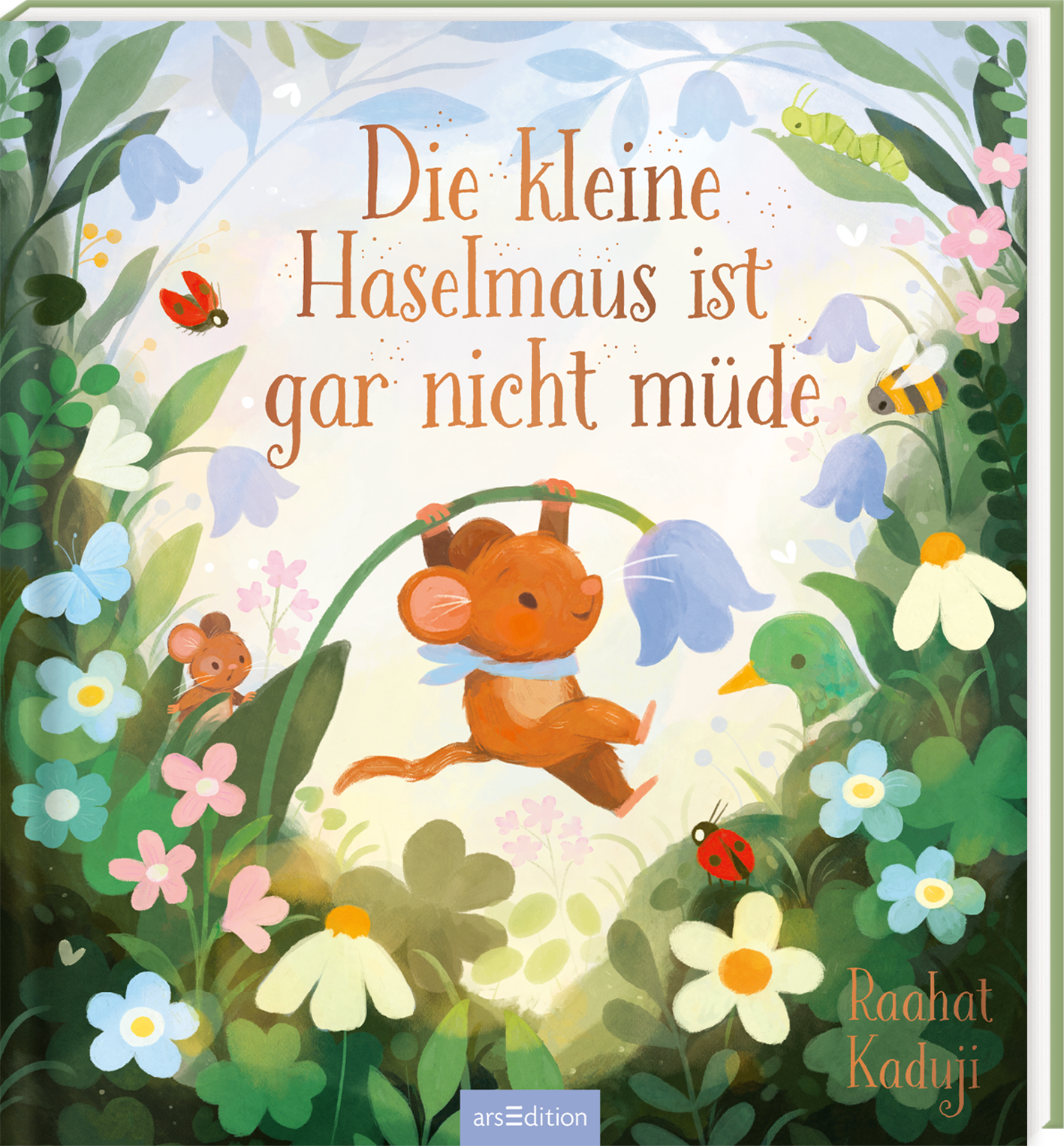 Auf dem Buchcover sind eine niedliche Haselmaus und eine weitere kleine Maus in einer bunten Blumenlandschaft abgebildet. Die Mäuse sind von frischen, hellen Farben umgeben, darunter saftiges Grün, sanfte Pastelltöne und lebendige Akzente durch Schmetterlinge und Käfer. Der Titel „Die kleine Haselmaus ist gar nicht müde“ steht in einem freundlichen, verspielten Schriftzug in warmem Orange. Ganz unten mittig steht der Logoschriftzug von arsEdition.