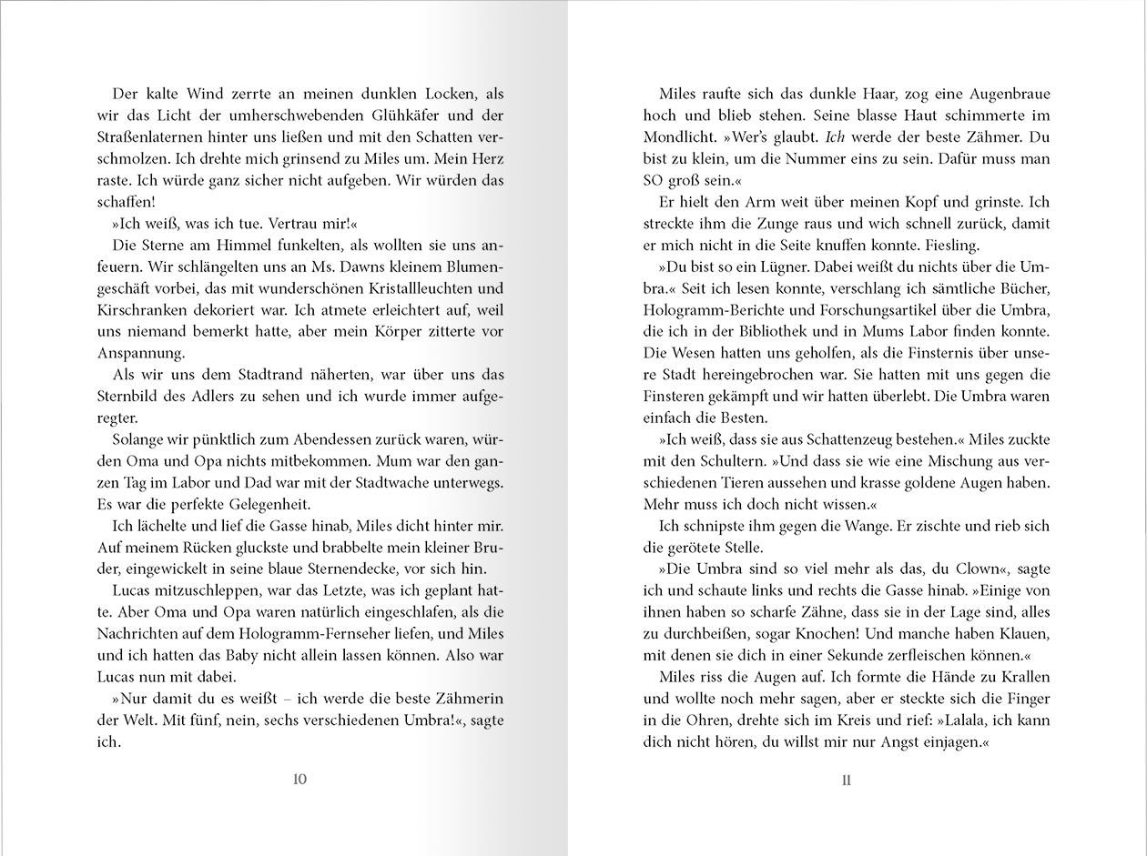 Gezeigt wird eine Innenansicht von „Die Chroniken von Lunis – Wächterin des Lichts“. Die Seite zeigt eine klare, lesbare Schrift in schwarzer Farbe auf einem hellen, weißen Hintergrund. Textspalten sind gleichmäßig angeordnet, wobei Absätze durch Einrückungen hervorgehoben werden. Einzigartige typografische Elemente, wie geschwungene Anführungszeichen, betonen die Dialogpassagen.