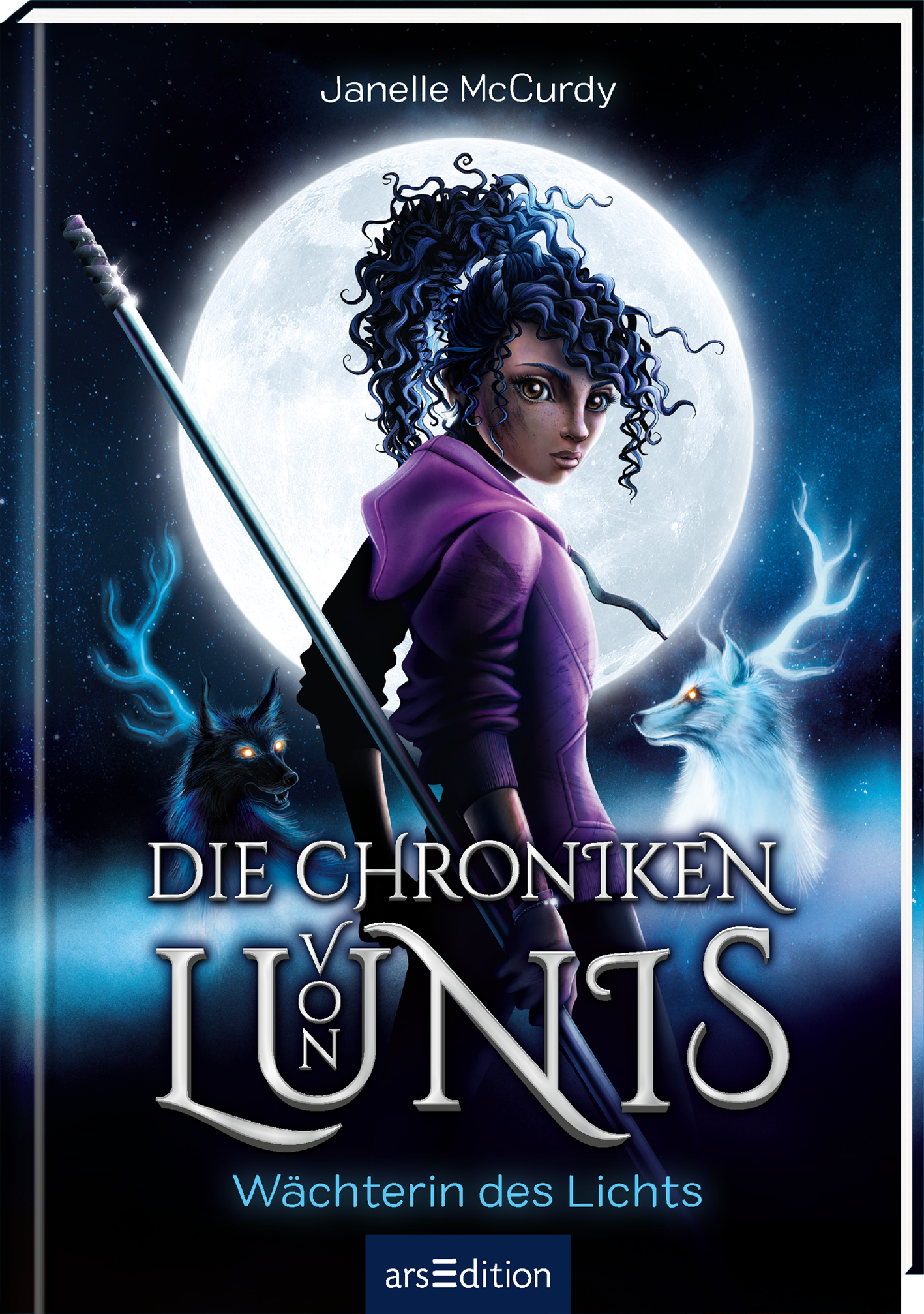 Das Cover zeigt eine junge Frau mit lockigem, schwarzem Haar, die entschlossen in die Ferne blickt. Sie trägt ein lilafarbenes Oberteil und hält einen leuchtenden Stab in der Hand. Im Hintergrund leuchtet ein großer, weißer Vollmond, umgeben von einer mystischen, blauen Atmosphäre. Zwei weiße, wolfsähnliche Tiere stehen an ihrer Seite. Der Titel „Die Chroniken von Lünis“ und der Untertitel „Wächterin des Lichts“ sind in eleganter, silberner Schrift gestaltet. Ganz oben ist der...