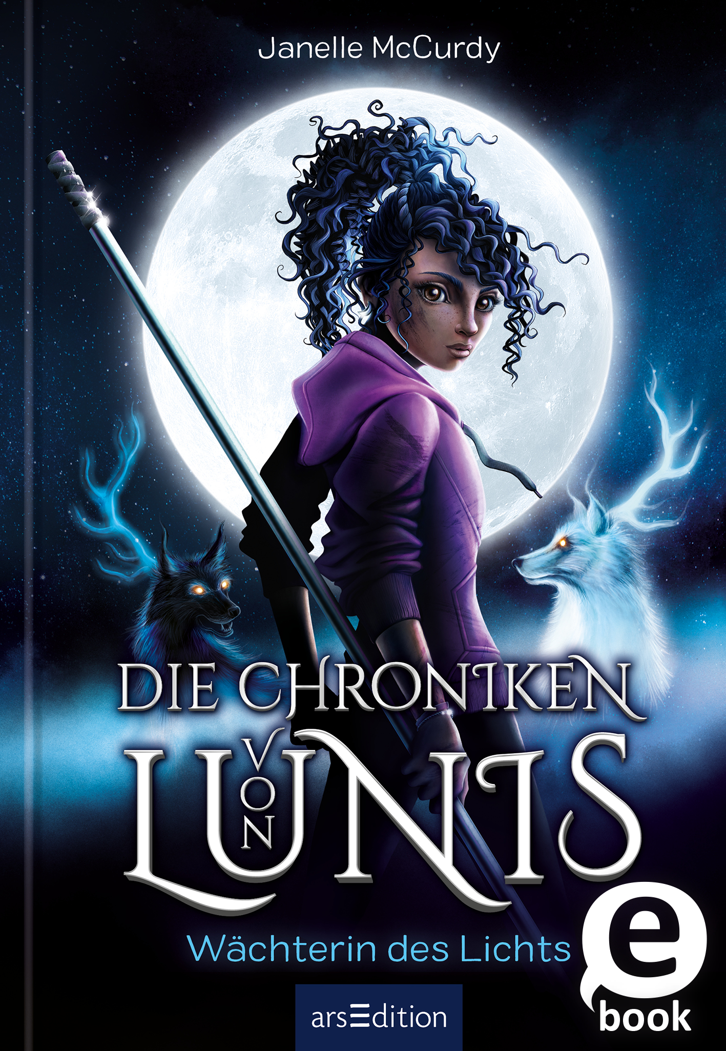 Das Cover zeigt eine junge Frau mit lockigem, schwarzem Haar, die entschlossen in die Ferne blickt. Sie trägt ein lilafarbenes Oberteil und hält einen leuchtenden Stab in der Hand. Im Hintergrund leuchtet ein großer, weißer Vollmond, umgeben von einer mystischen, blauen Atmosphäre. Zwei weiße, wolfsähnliche Tiere stehen an ihrer Seite. Der Titel „Die Chroniken von Lünis“ und der Untertitel „Wächterin des Lichts“ sind in eleganter, silberner Schrift gestaltet. Ganz oben ist der...