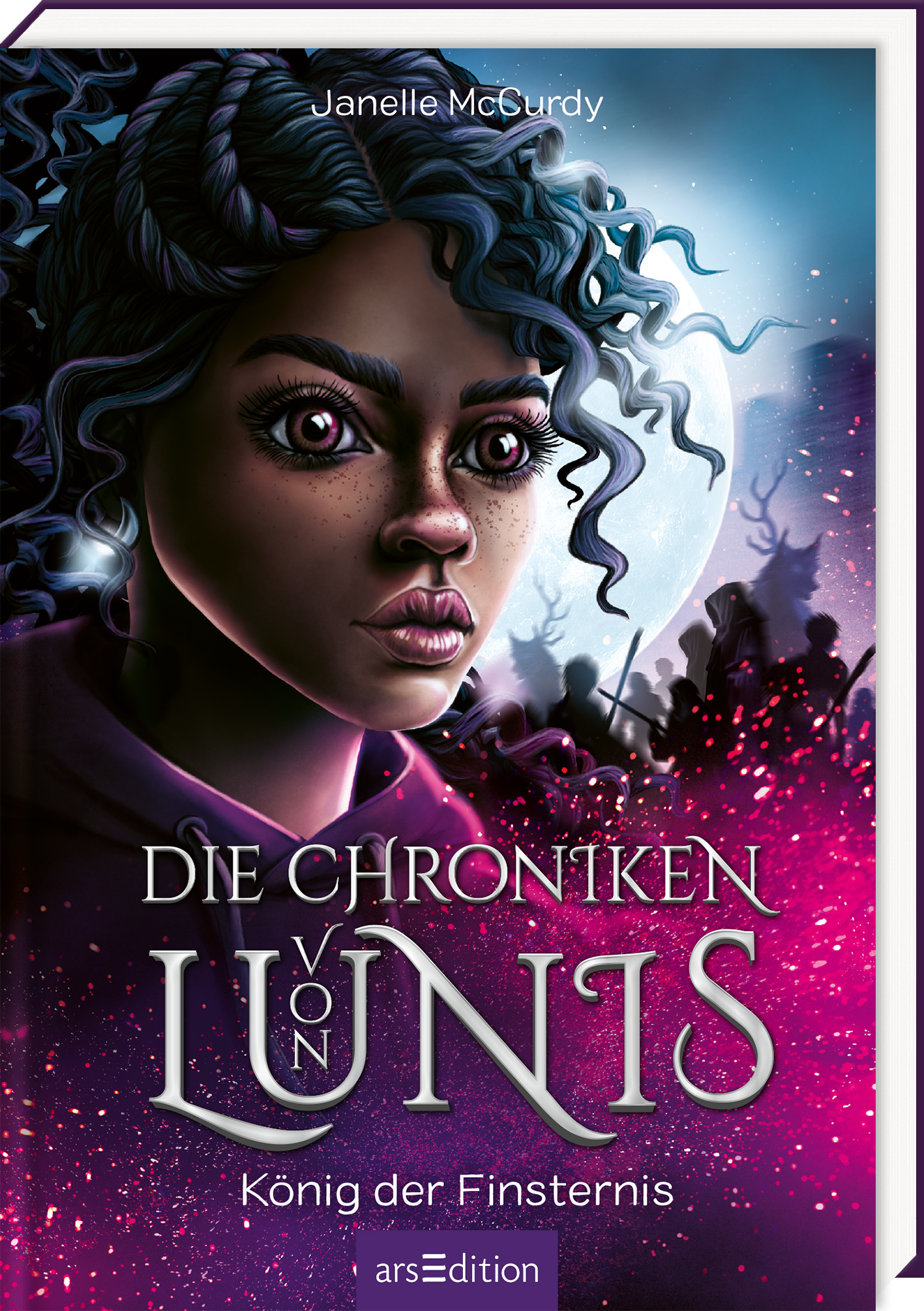 Das Buchcover zeigt eine junge Frau mit lockigen, schwarzen Haaren und intensiven Augen. Sie trägt einen dunklen Kapuzenpullover und blickt entschlossen in die Ferne. Der Hintergrund ist düster mit lila und schwarzen Tönen, durchzogen von Schattenfiguren vor einem großen weißen Vollmond. Der Titel „Die Chroniken von Lunis - König der Finsternis“ ist in verspielter, silberner Schrift darunter platziert. Oben ist der Name der Autorin, Janelle McCurdy, zu sehen. Ganz unten mittig steht...