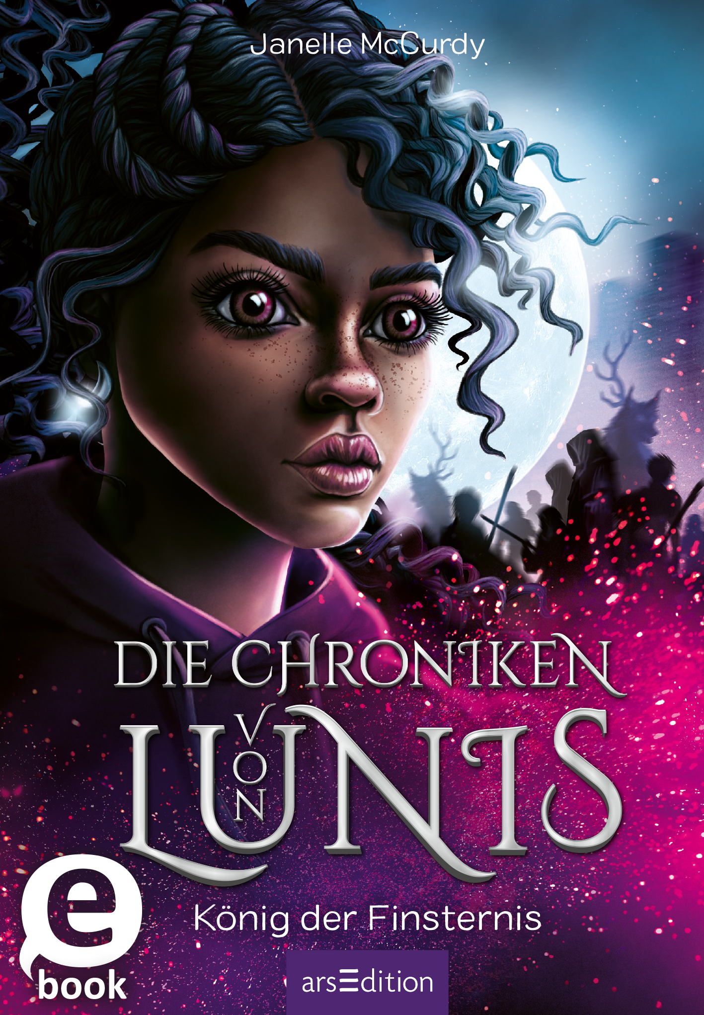 Das Buchcover zeigt eine junge Frau mit lockigen, schwarzen Haaren und intensiven Augen. Sie trägt einen dunklen Kapuzenpullover und blickt entschlossen in die Ferne. Der Hintergrund ist düster mit lila und schwarzen Tönen, durchzogen von Schattenfiguren vor einem großen weißen Vollmond. Der Titel „Die Chroniken von Lunis - König der Finsternis“ ist in verspielter, silberner Schrift darunter platziert. Oben ist der Name der Autorin, Janelle McCurdy, zu sehen. Ganz unten mittig steht...