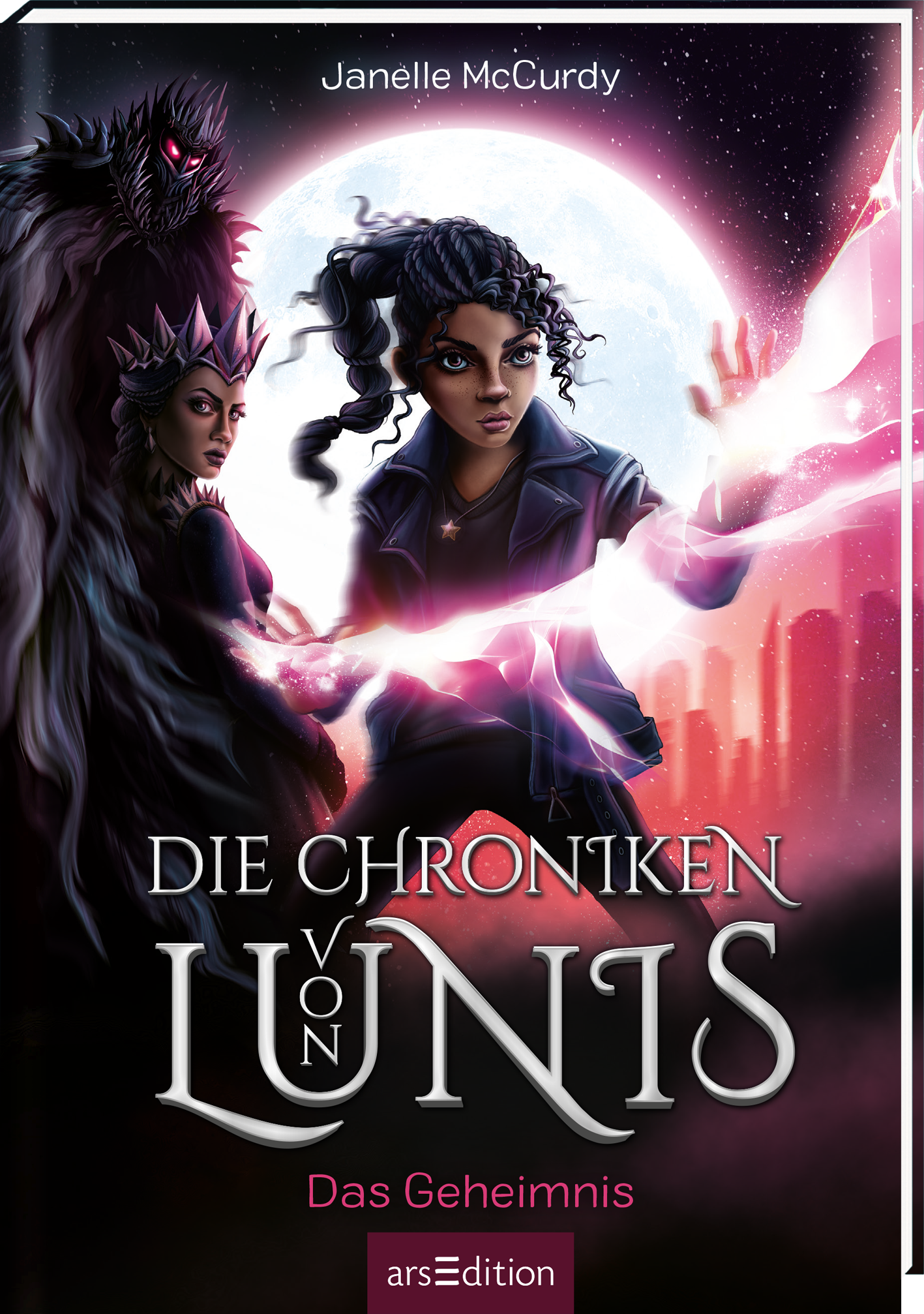 Das Cover zeigt drei Figuren in einem fantastischen Setting. Im Vordergrund stehen zwei Frauen mit ausdrucksvollen Gesichtsausdrücken, während eine dunkle, bedrohliche Gestalt im Hintergrund lauert. Die Farben sind vorwiegend düster bis auf einen großen, weißen Vollmond in der Mitte. Der Titel „DIE CHRONIKEN VON LUNIS - Das Geheimnis“ ist groß und in silberner Schrift darunter platziert. Ganz oben ist der Name der Autorin, Janelle McCurdy, zu sehen. Ganz unten mittig steht der...
