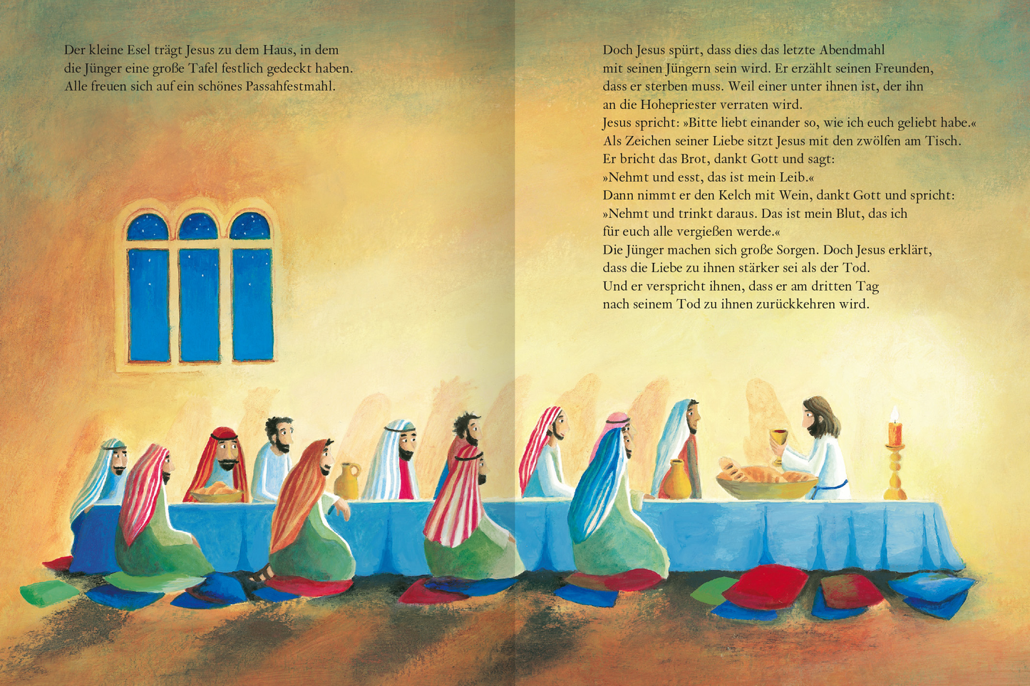 Gezeigt wird eine Innen- oder Zusatzansicht von „Der kleine Esel und die Ostergeschichte“. Die Illustration zeigt eine Tafelrunde mit Jesus und seinen Jüngern. Die Figuren sind farbenfroh in traditioneller Kleidung dargestellt, dominierend sind Blau- und Rottöne. Der Hintergrund ist hellbeige mit einem großen Fenster, das den Blick auf einen tiefblauen Himmel ermöglicht. Die Schrift ist klar und gut lesbar, die Atmosphäre vermittelt Wärme und Gemeinschaft.
