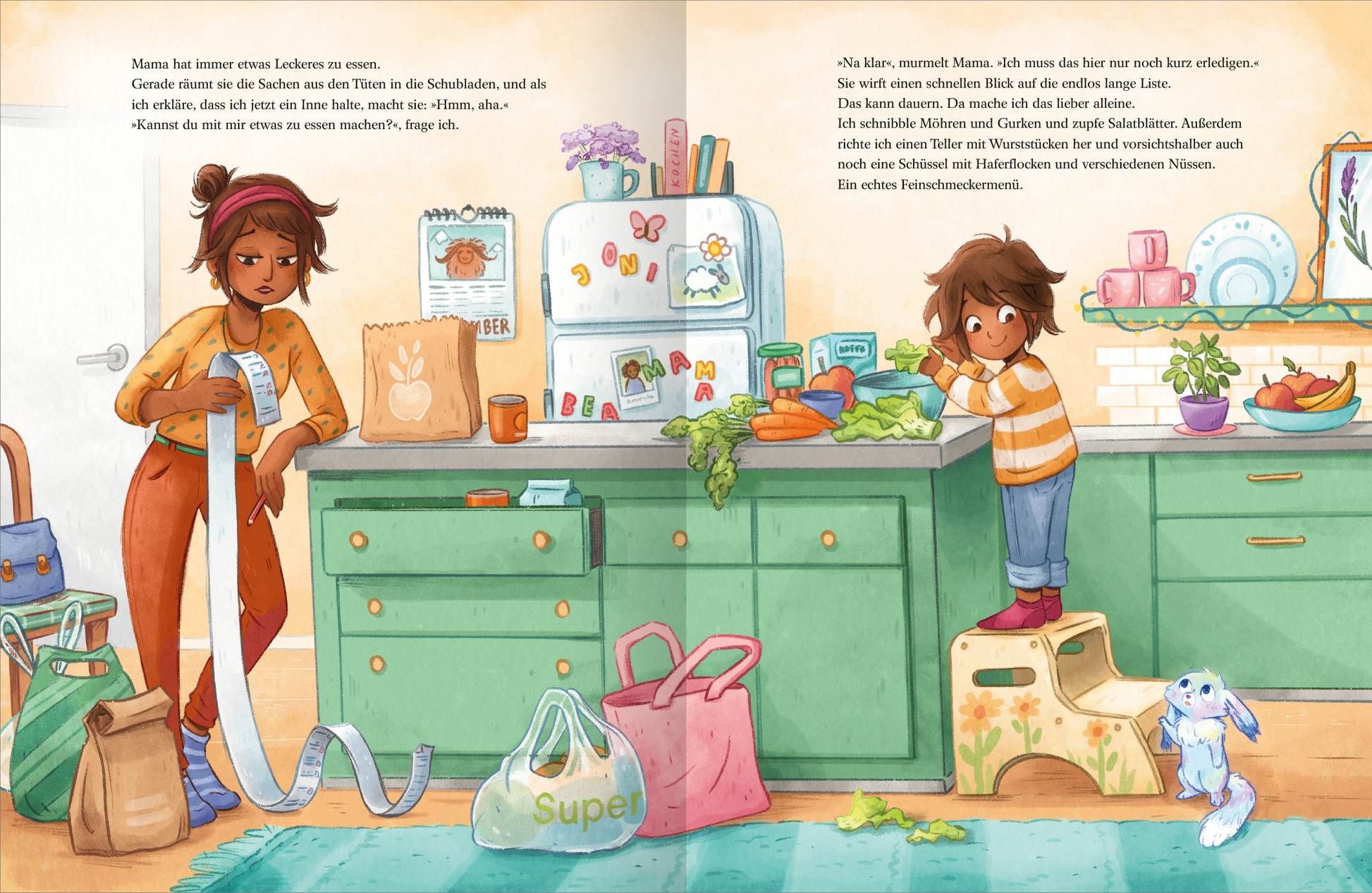 Gezeigt wird eine Innen- oder Zusatzansicht von „Ein Inne halten“. Die Szene zeigt eine lebhafte Küchenumgebung, in der ein Kind mit braunen Haaren auf einem Hocker steht und Gemüse schneidet. Daneben steht eine Frau mit langen, lockigen Haaren und einem braunen Oberteil, die einen Einkaufszettel in der Hand hält. Die Wände sind in warmen Farben gehalten, während die Küchenschränke in einem sanften Grün strahlen. Auf dem Tisch liegen Einkaufstaschen und frisches Gemüse. Die...