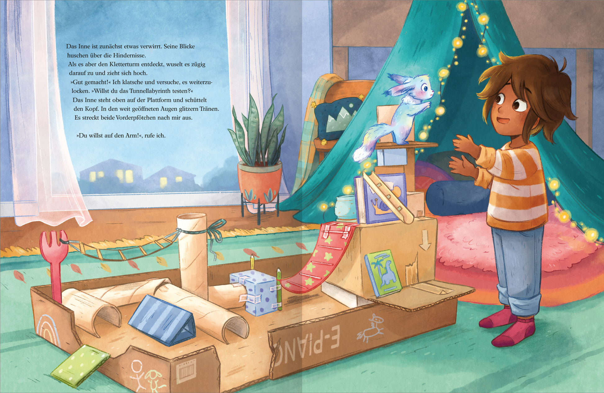 Gezeigt wird eine Innen- oder Zusatzansicht von „Ein Inne halten“. Die Illustration zeigt ein kindliches Spielzimmer mit einem großen, grünen Zelt und einer abwechslungsreichen, bunten Kartonlandschaft, die als Spielgerät dient. Der Junge mit braunen Haaren trägt ein gestreiftes Oberteil und genießt die Interaktion mit einem fantasievollen, bunten Wesen. Die sanften Farben und liebevollen Details schaffen eine einladende, fröhliche Atmosphäre, die die Kreativität und...