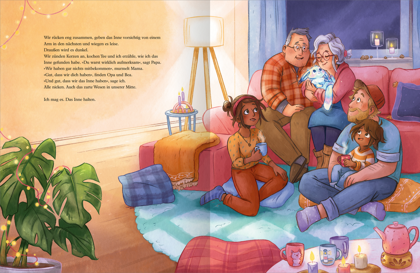 Gezeigt wird eine Innen- oder Zusatzansicht von „Ein Inne halten“. Die Illustration zeigt eine gemütliche Wohnzimmeratmosphäre mit fünf Personen, die auf einem bunten Teppich und einer Couch sitzen. Warmes Licht, das durch ein Fenster strahlt, erzeugt eine einladende Stimmung. Die Hauptfarben sind weich und harmonisch, mit viel Orange, Blau und Grün. Die Typografie ist klar und kindgerecht, um eine freundliche Lesbarkeit zu gewährleisten. Ein Hund sitzt auf dem Schoß einer Person, was...