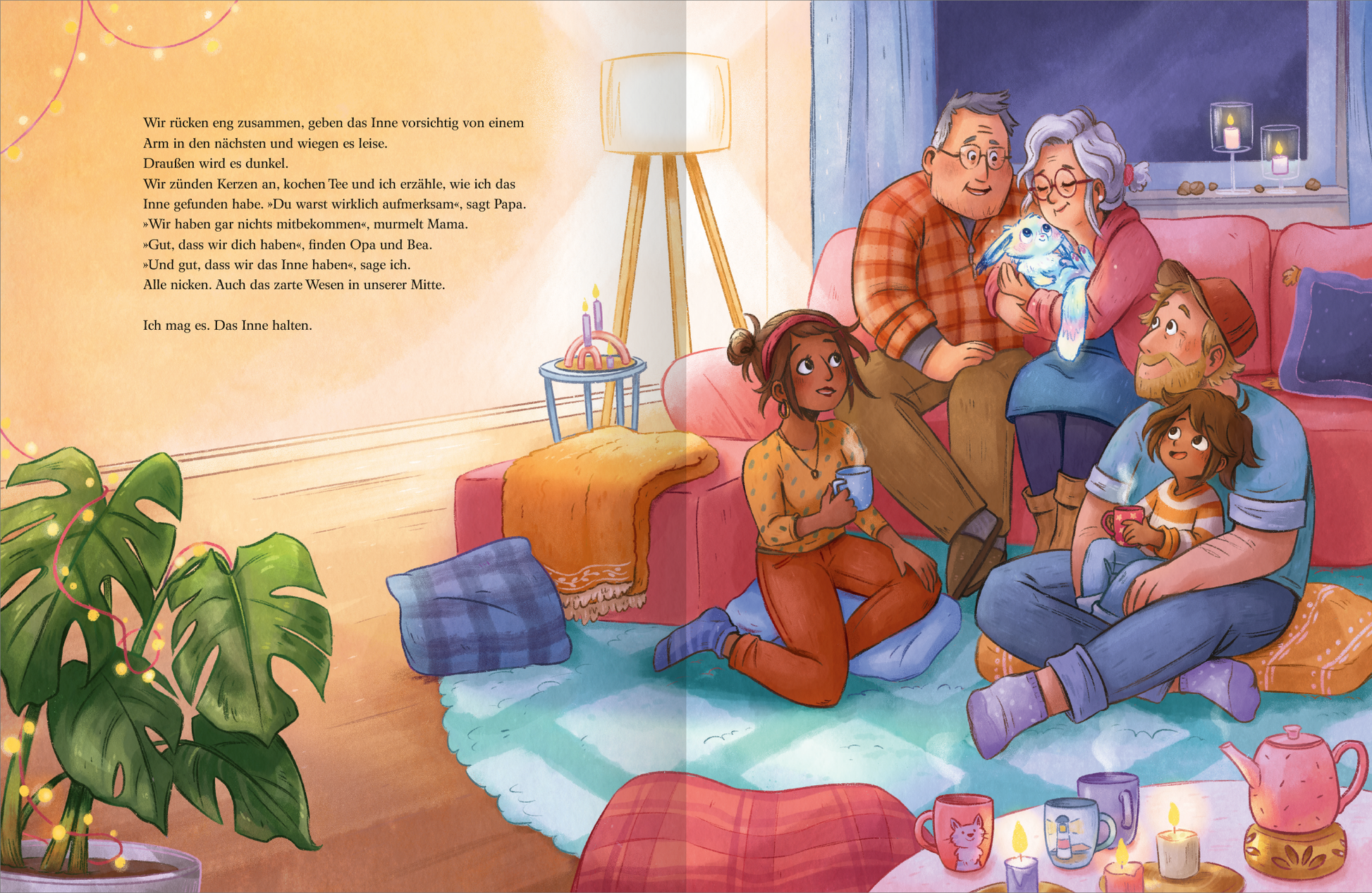 Gezeigt wird eine Innen- oder Zusatzansicht von „Ein Inne halten“. Die Illustration zeigt eine gemütliche Wohnzimmeratmosphäre mit fünf Personen, die auf einem bunten Teppich und einer Couch sitzen. Warmes Licht, das durch ein Fenster strahlt, erzeugt eine einladende Stimmung. Die Hauptfarben sind weich und harmonisch, mit viel Orange, Blau und Grün. Die Typografie ist klar und kindgerecht, um eine freundliche Lesbarkeit zu gewährleisten. Ein Hund sitzt auf dem Schoß einer Person, was...