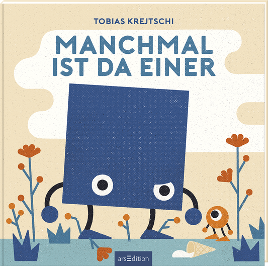 Das Buchcover zeigt einen großen, blauen, quadratischen Charakter mit großen, weißen Augen und runden, schwarzen Händen. Er steht inmitten einer bunten, fröhlichen Landschaft mit orangefarbenen und roten Blumen sowie einem kleinen, rundlichen Wesen an seiner Seite. Der Titel „MANCHMAL IST DA EINER“ ist in kräftigen, blauen Buchstaben oberhalb des Motivs platziert, während der Autor „TOBIAS KREJTSCHI“ in kleinerer Schrift darüber steht. Ganz unten mittig steht der Logoschriftzug...