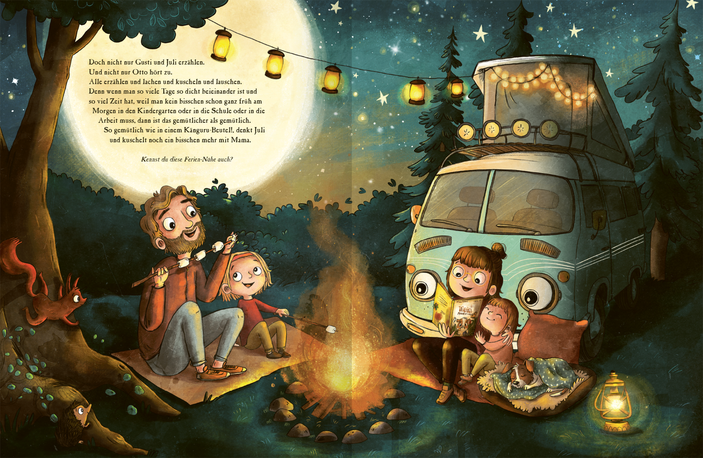 Gezeigt wird eine Innen- oder Zusatzansicht von „OTTO fährt los – Ein Sommer in Schweden“. Die Illustration zeigt eine nächtliche Szene im Wald mit einem Lagerfeuer und Sternenhimmel. Eine fröhliche Familie sitzt auf einer Decke, umgeben von bunten Lichtern und Tannenbäumen. Über dem Lagerfeuer schimmert der Mond. Die Mama liest der Tochter angelehnt an den türkisen Campingbus OTTO aus dem Buch "Metti Meerschwein" vor und Papa und Sohn machen über dem Lagerfeuer...