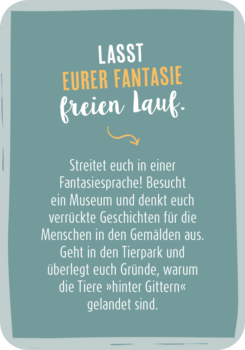 Gezeigt wird eine Innen- oder Zusatzansicht von „99 herrlich verrückte Ideen für euer Leben zu zweit“. Die Seite präsentiert eine sanft pastellfarbene Hintergrundgestaltung in blaugrün. Die zentrale Überschrift „LASST EUERER FANTASIE freien Lauf.“ hebt sich in leuchtendem Orange ab, während der darunterstehende Text in klarer, einfacher Schrift in einem dunkleren Farbton verfasst ist. Eine verspielte, grafische Pfeil-Illustration erweitert das Design und führt den Blick durch den...