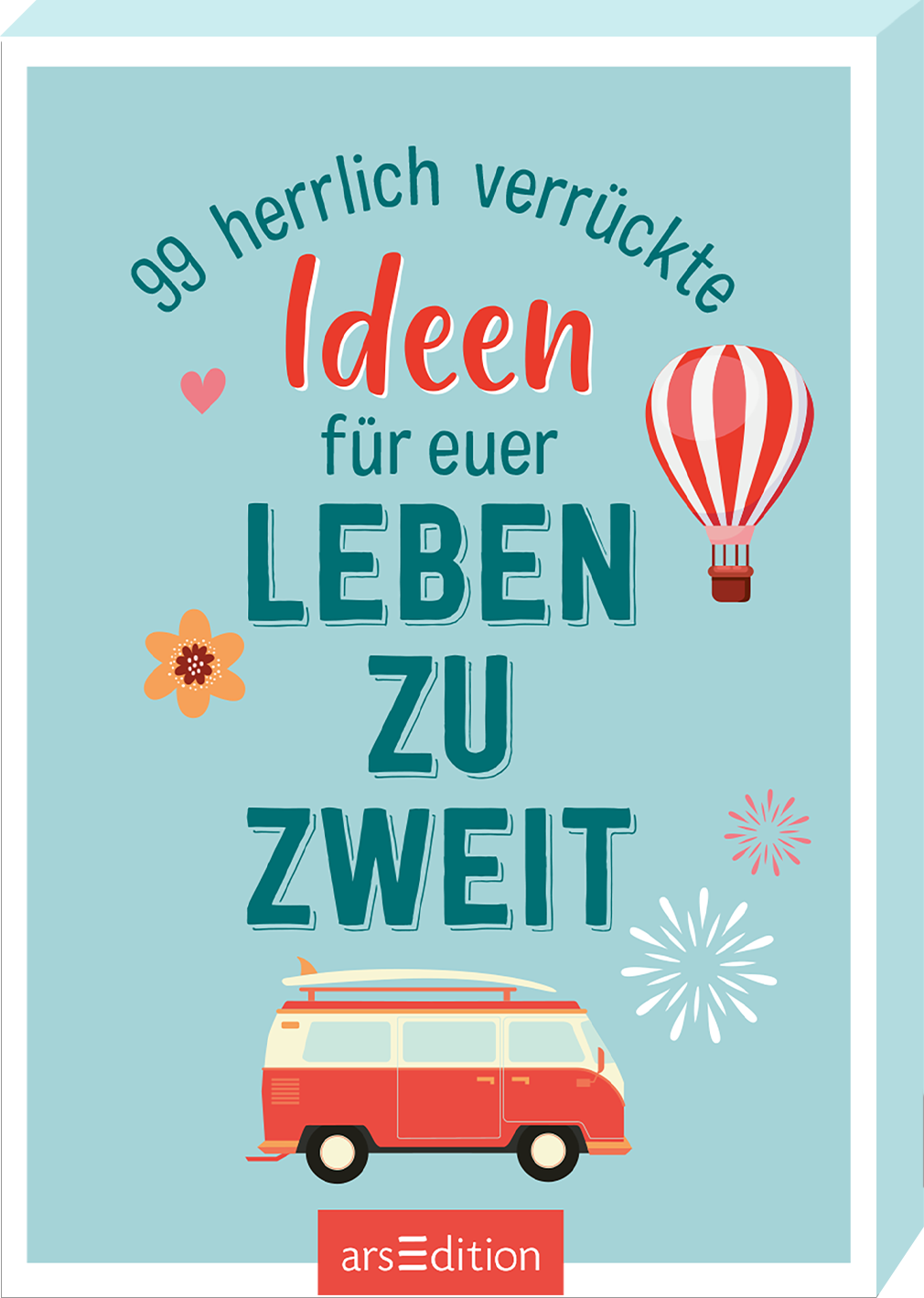 Das Buchcover zeigt einen sanften, hellblauen Hintergrund. Oben stehen in verschiedenen Farben die Worte „99 herrlich verrückte Ideen für euer“. In der Mitte, in großen, auffälligen Buchstaben, ist „LEBEN ZU ZWEIT“ platziert. Um die Titelgestaltung sind bunte Illustrationen wie ein Luftballon, eine Blume und funkelnde Sterne verteilt. Unten rechts ist eine rote VW-Bus-Illustration zu sehen. Ganz unten mittig steht der Logoschriftzug von arsEdition.