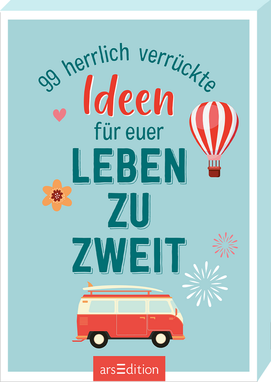Das Buchcover zeigt einen sanften, hellblauen Hintergrund. Oben stehen in verschiedenen Farben die Worte „99 herrlich verrückte Ideen für euer“. In der Mitte, in großen, auffälligen Buchstaben, ist „LEBEN ZU ZWEIT“ platziert. Um die Titelgestaltung sind bunte Illustrationen wie ein Luftballon, eine Blume und funkelnde Sterne verteilt. Unten rechts ist eine rote VW-Bus-Illustration zu sehen. Ganz unten mittig steht der Logoschriftzug von arsEdition.