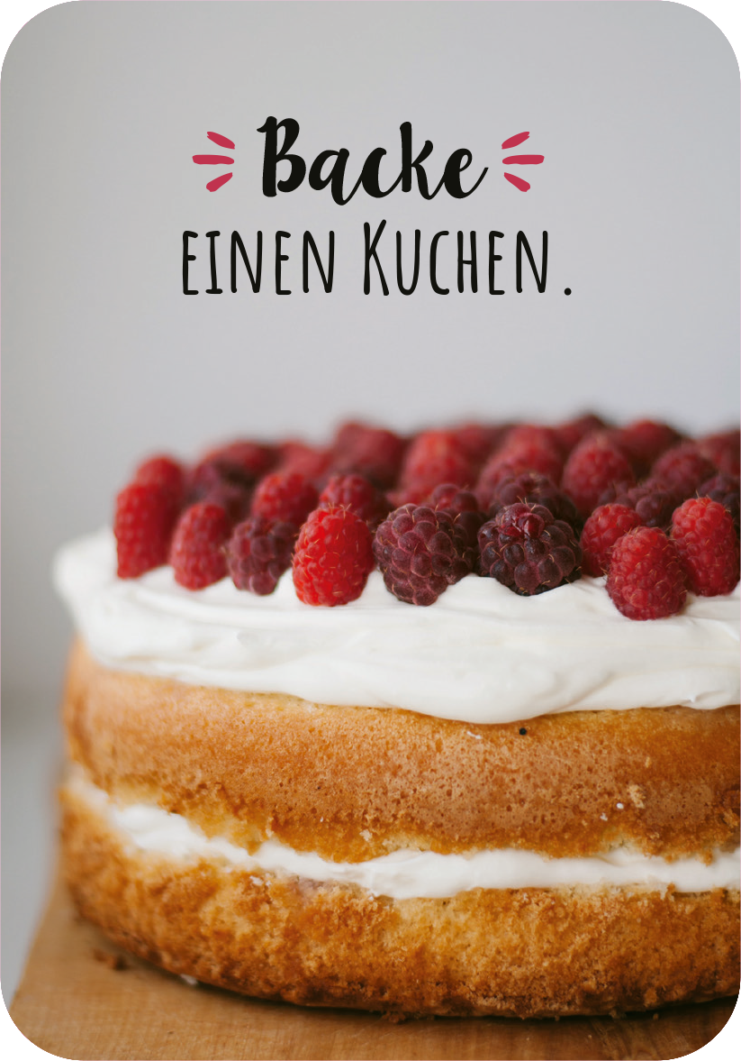 Gezeigt wird eine Innen- oder Zusatzansicht von „99 herrliche Auszeiten für zwischendurch“. Die Ansicht zeigt einen frischen Kuchen, der mit einer dicken Schicht Sahne und einer Vielzahl von roten Himbeeren dekoriert ist. Die sanfte, natürliche Farbpalette und die runde Form des Kuchens verleihen eine einladende Atmosphäre. Der Schriftzug „Backe einen Kuchen.“ ist in einer verspielten, handschriftähnlichen Typografie in Schwarz gehalten, umrahmt von kleinen, bunten Akzenten.