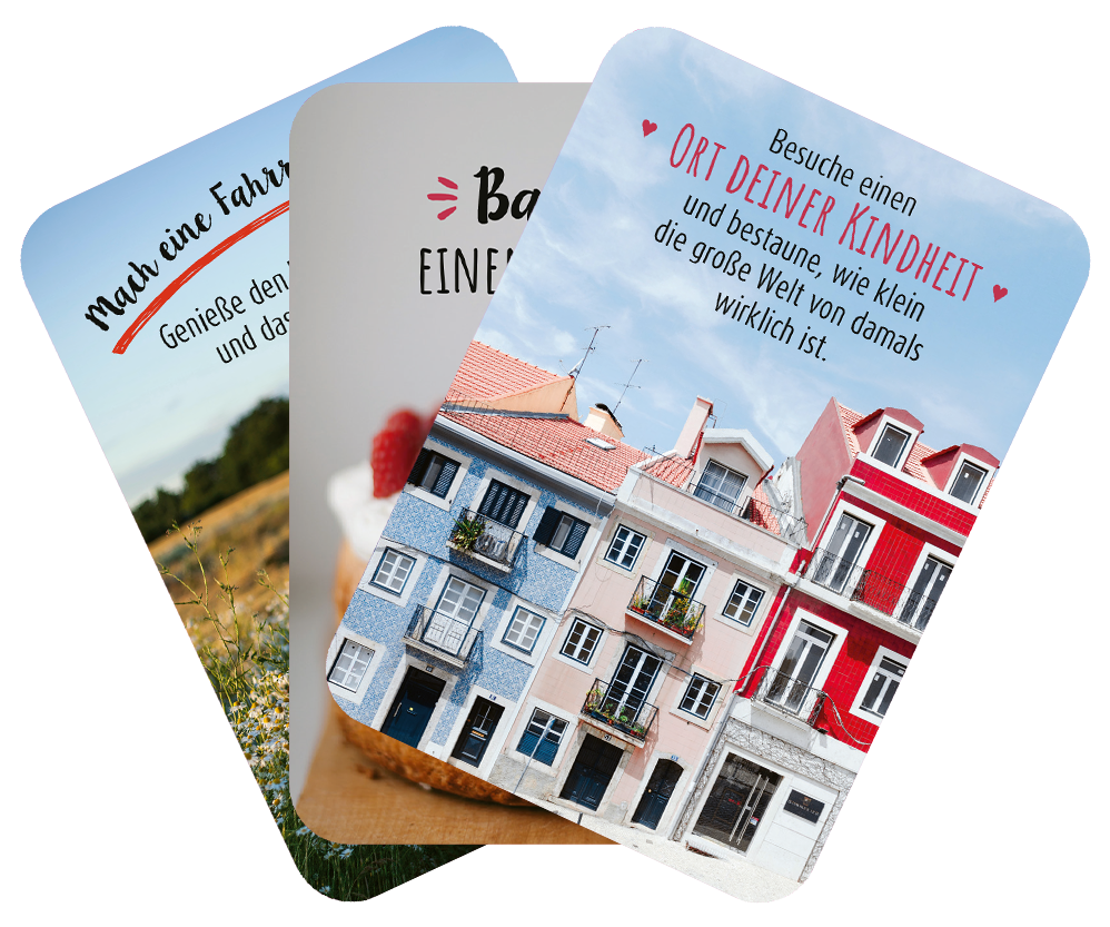 Gezeigt wird eine Innen- oder Zusatzansicht von „99 herrliche Auszeiten für zwischendurch“. Die Ansicht zeigt drei Karten, die übereinander liegen. Jede Karte hat einen unterschiedlichen Hintergrund: eine grüne Wiese, eine Stadtansicht mit bunten Häusern und einen hellen, einfarbigen Hintergrund. Die Typografie ist abwechslungsreich, mit großen Überschriften in verschiedenen Farben und verschnörkelten Elementen. Die Karten vermitteln eine einladende Atmosphäre und laden zur...