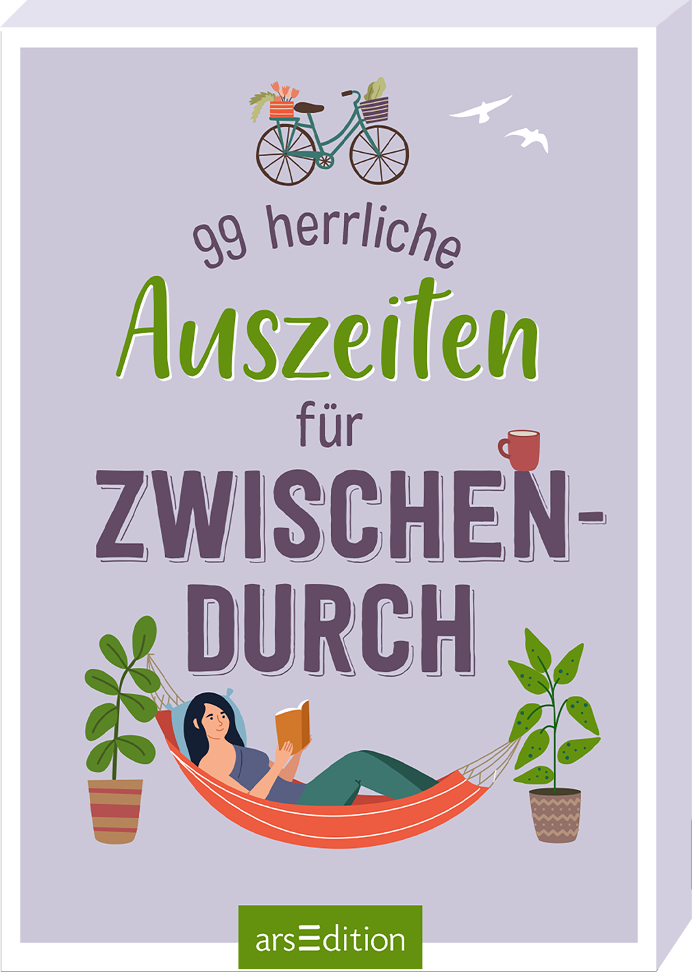 Das Buchcover zeigt eine freundliche, lilafarbene Hintergrundfarbe. In der oberen Hälfte ist eine Fahrradsilhouette zu sehen, begleitet von Blumen und Vögeln. Der Titel „99 herrliche Auszeiten für Zwischen-durch“ ist groß und verspielt in verschiedenen Schriftgrößen und Farben gestaltet, wobei „Zwischen-durch“ besonders hervorgehoben ist. Eine ruhende Frau mit einem Buch sitzt in einer Hängematte, umgeben von Pflanzen. Ganz unten mittig steht der Logoschriftzug von arsEdition.