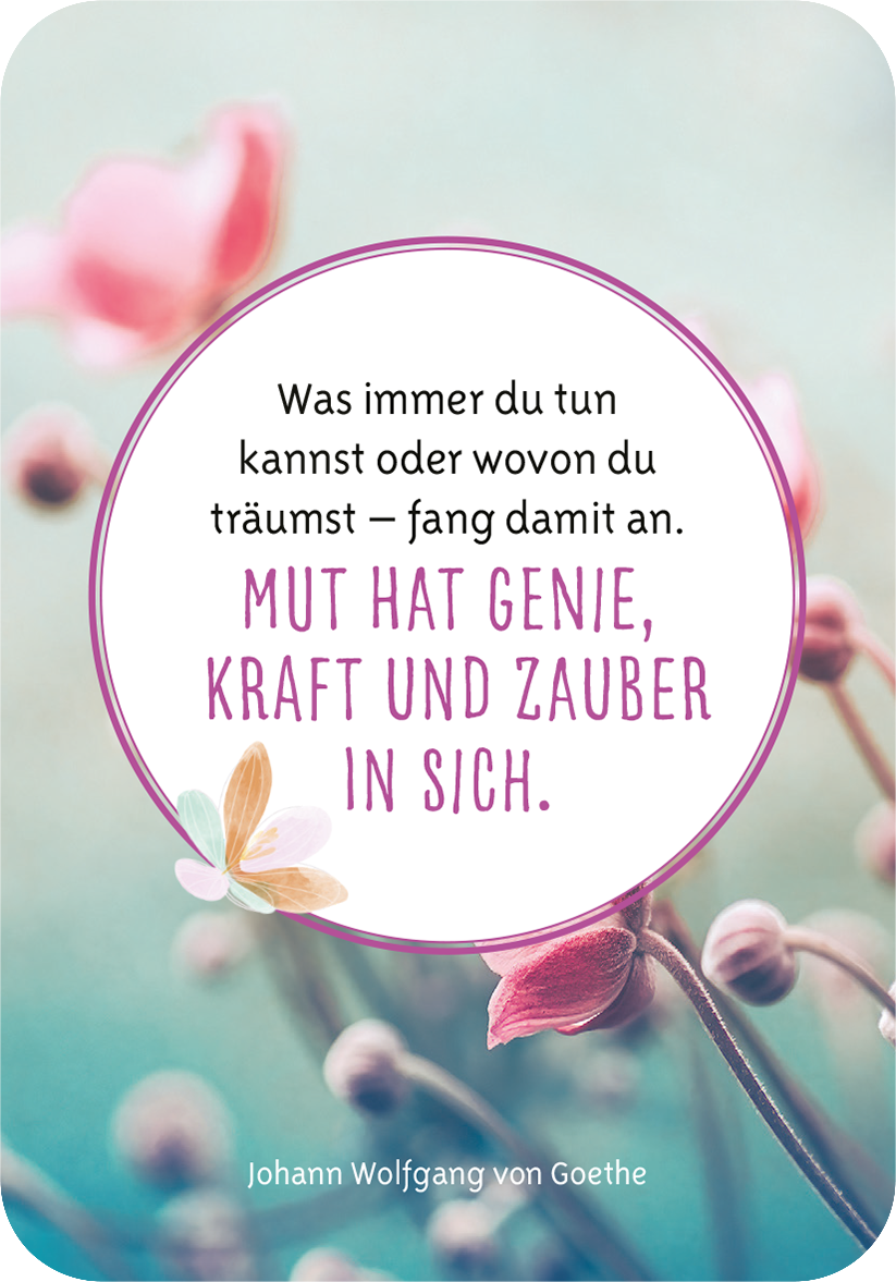 Gezeigt wird eine Innen- oder Zusatzansicht von „Ich wünsch dir was“. Der Hintergrund ist weich und lichtdurchflutet, mit sanften rosa und lila Blüten. In der Mitte befindet sich ein runder, weißer Bereich mit einem zarten, lilafarbenen Rand. Der Text in der Mitte ist in einer eleganten, leicht verspielten Schrift gesetzt: „Was immer du tun kannst oder wovon du träumst – fang damit an. MUT HAT GENIE, KRAFT UND ZAUBER IN SICH.“ Darunter steht in kleinerer Schrift der Name Johann...