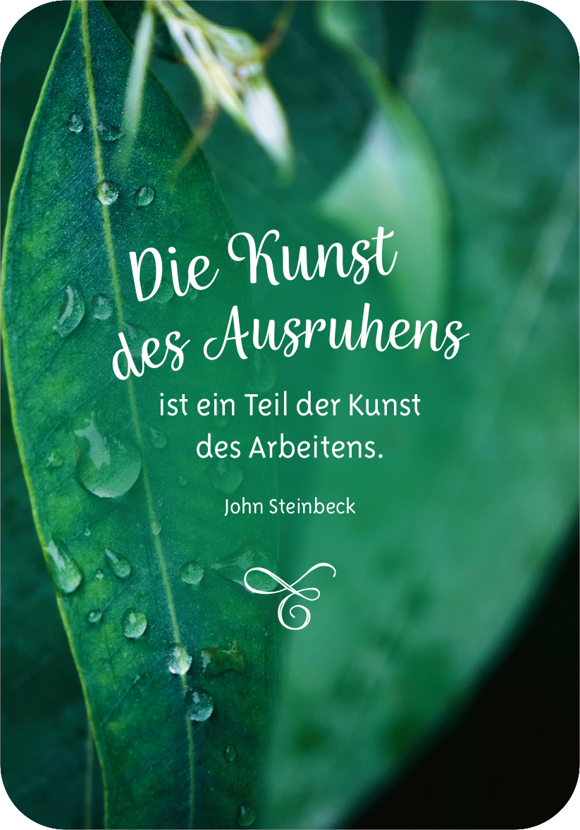 Gezeigt wird eine Innen- oder Zusatzansicht von „Gelassenheit für dich“. Die Darstellung zeigt einen tiefgrünen Hintergrund mit einer strukturreichen Blattform, auf der Wassertropfen glänzen. In der oberen Mitte befindet sich der Schriftzug „Die Kunst des Ausruhens“ in verspielter, weißer Typografie, darunter folgt der Text „ist ein Teil der Kunst des Arbeitens.“ von John Steinbeck in schlichterer Schrift. Eine elegante, geschwungene Linie unterstreicht die Zitate.