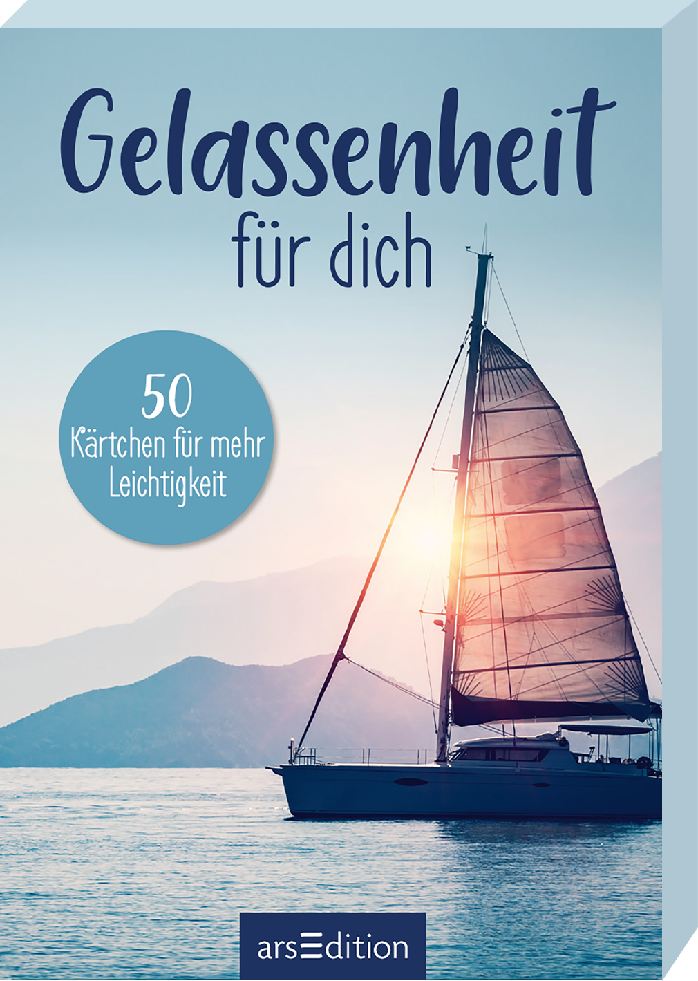 Das Buchcover zeigt eine beruhigende Küstenlandschaft mit einem Segelboot, das sanft auf dem Wasser schaukelt. Die Farben verlaufen von blassem Blau zu einem sanften Pastell, was eine entspannende Atmosphäre schafft. Der Titel „Gelassenheit für dich“ ist in geschwungener, dunkler Schrift platziert, während ein runder Button in Blau die Aufschrift „50 Karten für mehr Leichtigkeit“ trägt. Ganz unten mittig steht der Logoschriftzug von arsEdition.
