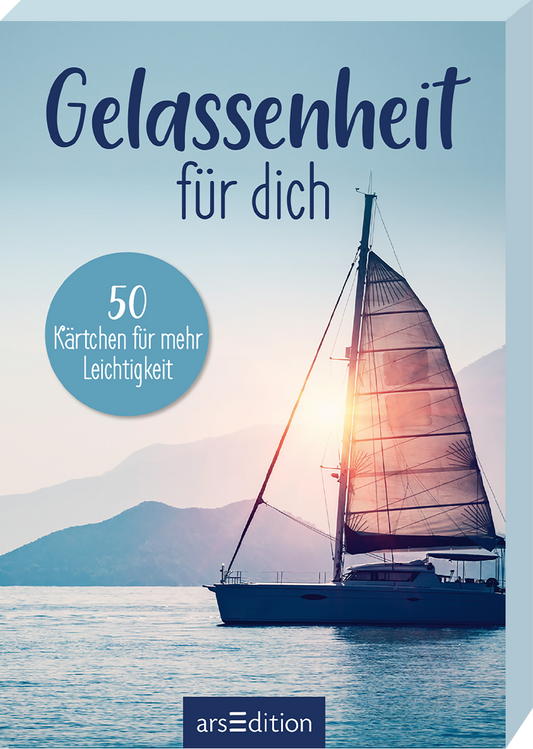 Das Buchcover zeigt eine beruhigende Küstenlandschaft mit einem Segelboot, das sanft auf dem Wasser schaukelt. Die Farben verlaufen von blassem Blau zu einem sanften Pastell, was eine entspannende Atmosphäre schafft. Der Titel „Gelassenheit für dich“ ist in geschwungener, dunkler Schrift platziert, während ein runder Button in Blau die Aufschrift „50 Karten für mehr Leichtigkeit“ trägt. Ganz unten mittig steht der Logoschriftzug von arsEdition.