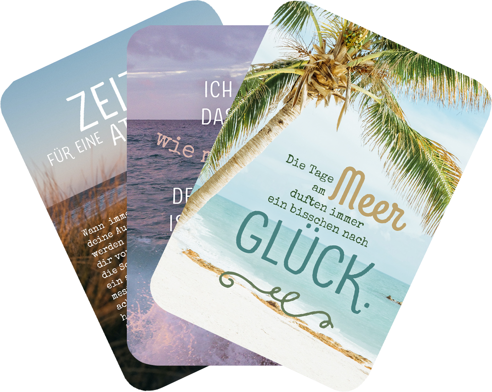 Gezeigt wird eine Innen- oder Zusatzansicht von „Meermomente“. Die Ansicht zeigt drei Karten mit unterschiedlichen Farben und Schriftzügen. Eine Karte enthält den Text „ZEIT für eine Auszeit“ in hellen, sanften Tönen, während eine andere den Satz „Die Tage am Meer sind immer ein bisschen nach GLÜCK“ in goldener, geschwungener Schrift präsentiert. Die dritte Karte hat einen zarten Farbverlauf und vermittelt eine entspannende Atmosphäre, unterstrichen durch visuelle Elemente...