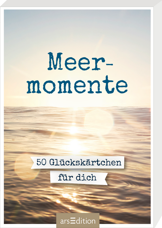 Das Buchcover zeigt eine sanfte Wasseroberfläche unter einem hellen Himmel, der von Sonnenstrahlen durchzogen ist. Der Titel „Meer-momente“ ist in einer verspielten blauen Schriftart gehalten und schwebt über dem Bild. Darunter befindet sich ein weißes Banner mit der Aufschrift „50 Glückskärtchen für dich“ in einer klaren, lesbaren Schrift. Die Atmosphäre strahlt Ruhe und Freude aus. Ganz unten mittig steht der Logoschriftzug von arsEdition.