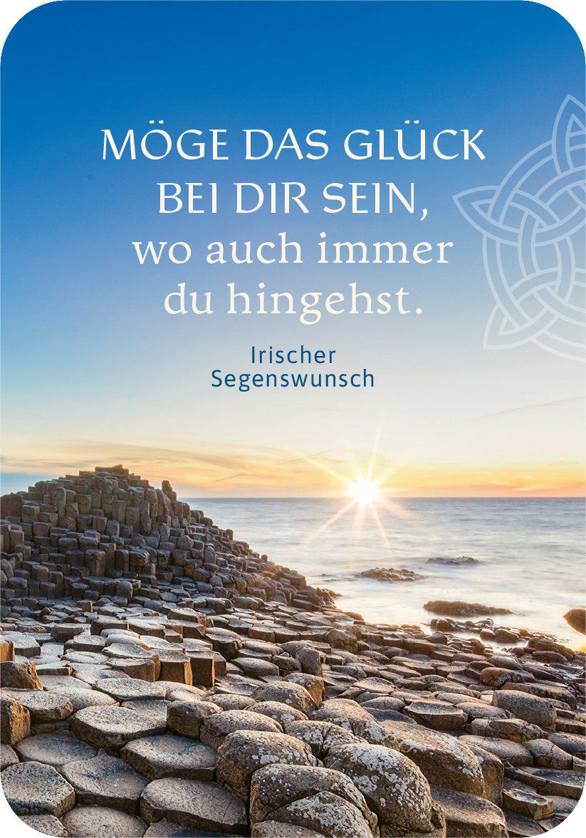 Gezeigt wird eine Innen- oder Zusatzansicht von „Möge das Glück immer bei dir sein!“. Der Hintergrund zeigt eine farbenfrohe Küstenlandschaft mit Sonnenuntergang, wo das Licht sanft über den Horizont strahlt. Im Vordergrund sind natürliche Steinformationen sichtbar. Die Schrift ist in einer eleganten, serifenlosen Typografie gehalten; der Titel ist in kräftigem Blau und hebt sich deutlich vom hellen Hintergrund ab. Darunter befindet sich der Hinweis „Irischer Segenswunsch“ in...