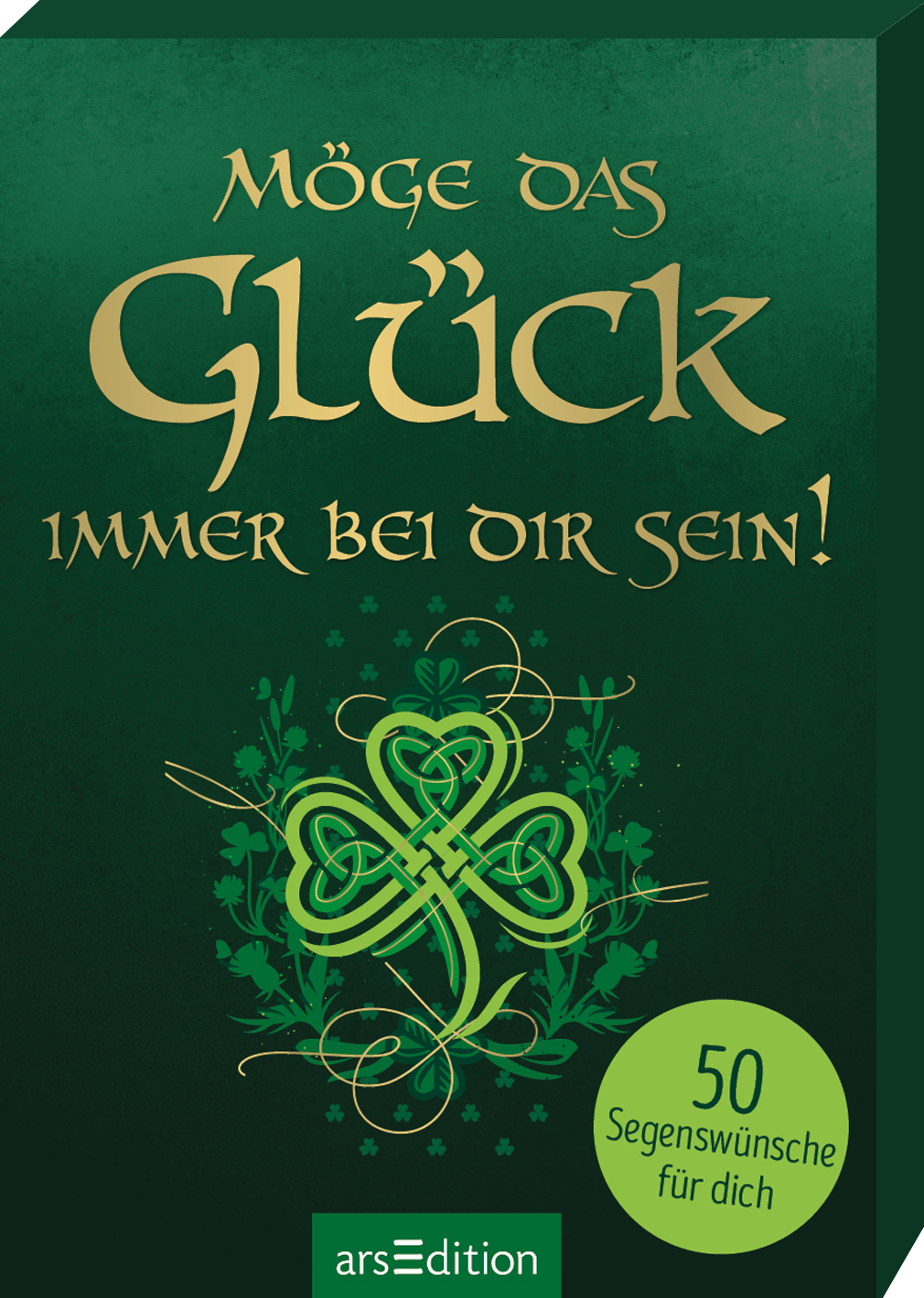 Das Buchcover zeigt einen satten, grünen Hintergrund, der eine harmonische und fröhliche Atmosphäre vermittelt. In elegantem Gold steht der Titel „Möge das Glück immer bei dir sein!“ in geschwungener, großzügiger Schrift. Darunter sind die Worte „50 Segenswünsche für dich“ in einer klaren Schrift platziert. Ein dekoratives, keltisches Kleeblattmotiv in verschiedenen Grüntönen ergänzt das Design. Ganz unten mittig steht der Logoschriftzug von arsEdition.