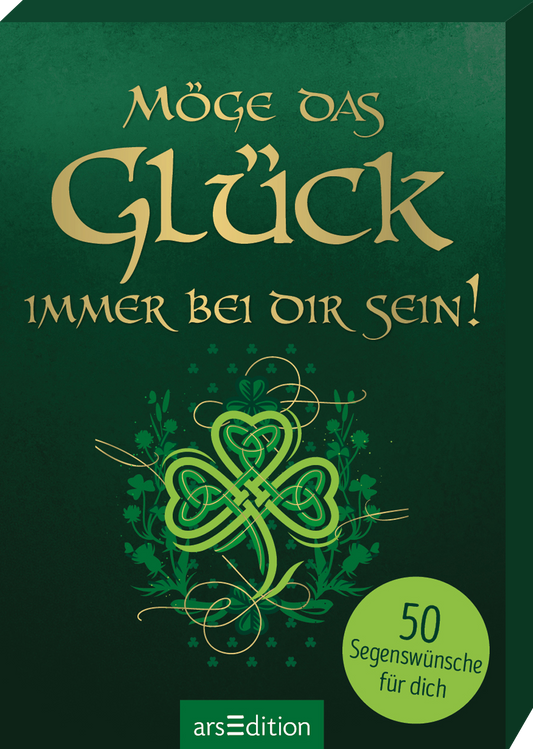 Das Buchcover zeigt einen satten, grünen Hintergrund, der eine harmonische und fröhliche Atmosphäre vermittelt. In elegantem Gold steht der Titel „Möge das Glück immer bei dir sein!“ in geschwungener, großzügiger Schrift. Darunter sind die Worte „50 Segenswünsche für dich“ in einer klaren Schrift platziert. Ein dekoratives, keltisches Kleeblattmotiv in verschiedenen Grüntönen ergänzt das Design. Ganz unten mittig steht der Logoschriftzug von arsEdition.
