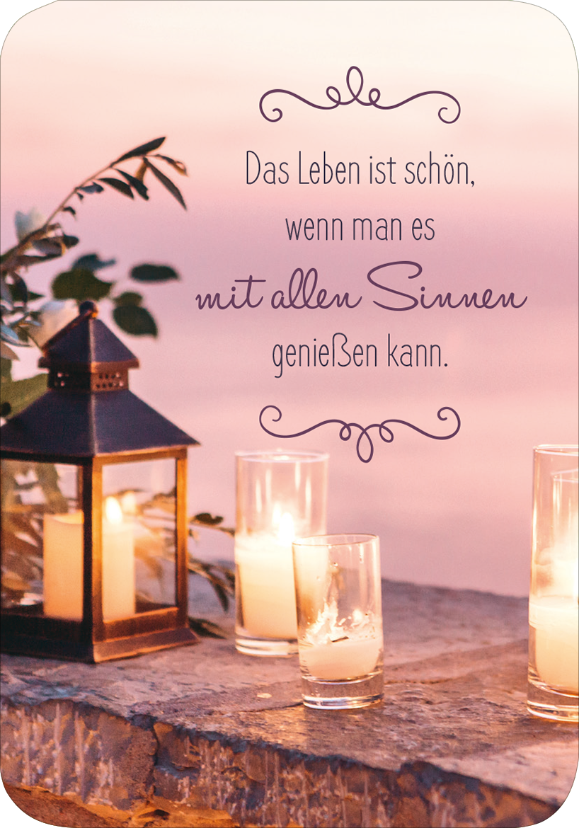 Gezeigt wird eine Innen- oder Zusatzansicht von „Glückskärtchen für Alltagsheldinnen“. Die Karte bietet einen sanften, pastellfarbenen Hintergrund, der von einem warmen Lila, Rosa und einem Hauch von Blau dominiert wird. In der Mitte steht in eleganter, geschwungener Schrift der Spruch: „Das Leben ist schön, wenn man es mit allen Sinnen genießen kann.“ Umrahmt wird der Text von dekorativen, geschwungenen Linien. Am unteren Rand sind stilvolle Teelichter und eine Laterne abgebildet,...