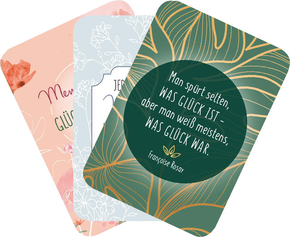 Gezeigt wird eine Innen- oder Zusatzansicht von „Glückskärtchen für Alltagsheldinnen“. Die Ansicht zeigt drei Kärtchen in unterschiedlichen Farben und Designs. Das Kärtchen links hat einen zarten, blumigen Hintergrund in Rosa und die Aufschrift „Mein Glück“. Das mittlere Kärtchen ist in einem sanften Grauton gehalten mit einer eleganten, geschwungenen Schrift für den Text „Jeder Tag ein Glück“. Das rechte Kärtchen präsentiert einen grünen Hintergrund mit goldenen,...