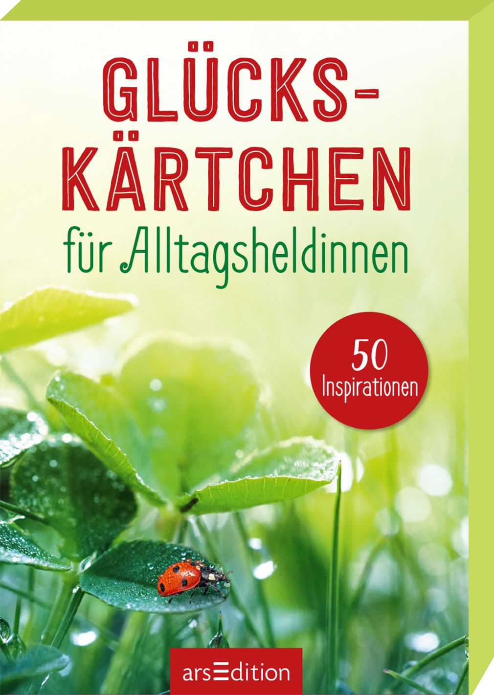 Auf dem Buchcover sind grüne Blätter mit Tropfen in einem frischen, hellen Farbton abgebildet, was eine lebendige und optimistische Atmosphäre schafft. Der Titel „GLÜCKS-KÄRTCHEN“ steht in großen, roten Buchstaben, während „für Alltagsheldinnen“ in geschwungener, grüner Schrift darunter platziert ist. Ein roter Kreis in der oberen rechten Ecke trägt den Text „50 Inspirationen“. Ganz unten mittig steht der Logoschriftzug von arsEdition.