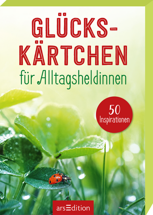 Auf dem Buchcover sind grüne Blätter mit Tropfen in einem frischen, hellen Farbton abgebildet, was eine lebendige und optimistische Atmosphäre schafft. Der Titel „GLÜCKS-KÄRTCHEN“ steht in großen, roten Buchstaben, während „für Alltagsheldinnen“ in geschwungener, grüner Schrift darunter platziert ist. Ein roter Kreis in der oberen rechten Ecke trägt den Text „50 Inspirationen“. Ganz unten mittig steht der Logoschriftzug von arsEdition.